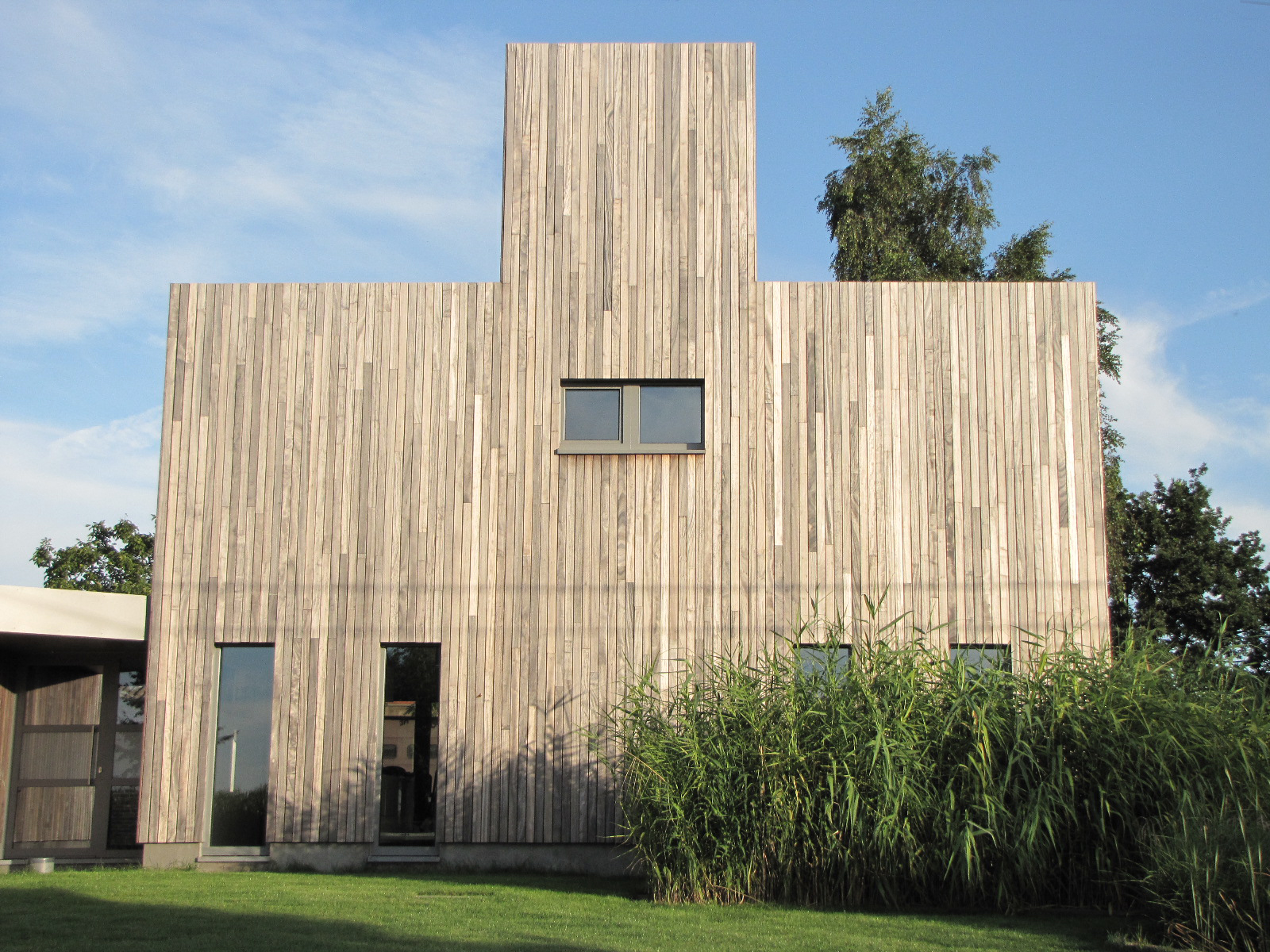 Ook voor vliesgevelplaten zijn er oplossingen voor bouwen op basis van het passiefhuis zoals bij dit prachtige passiefhuis met Kooltherm isolatie voor vliesgevels