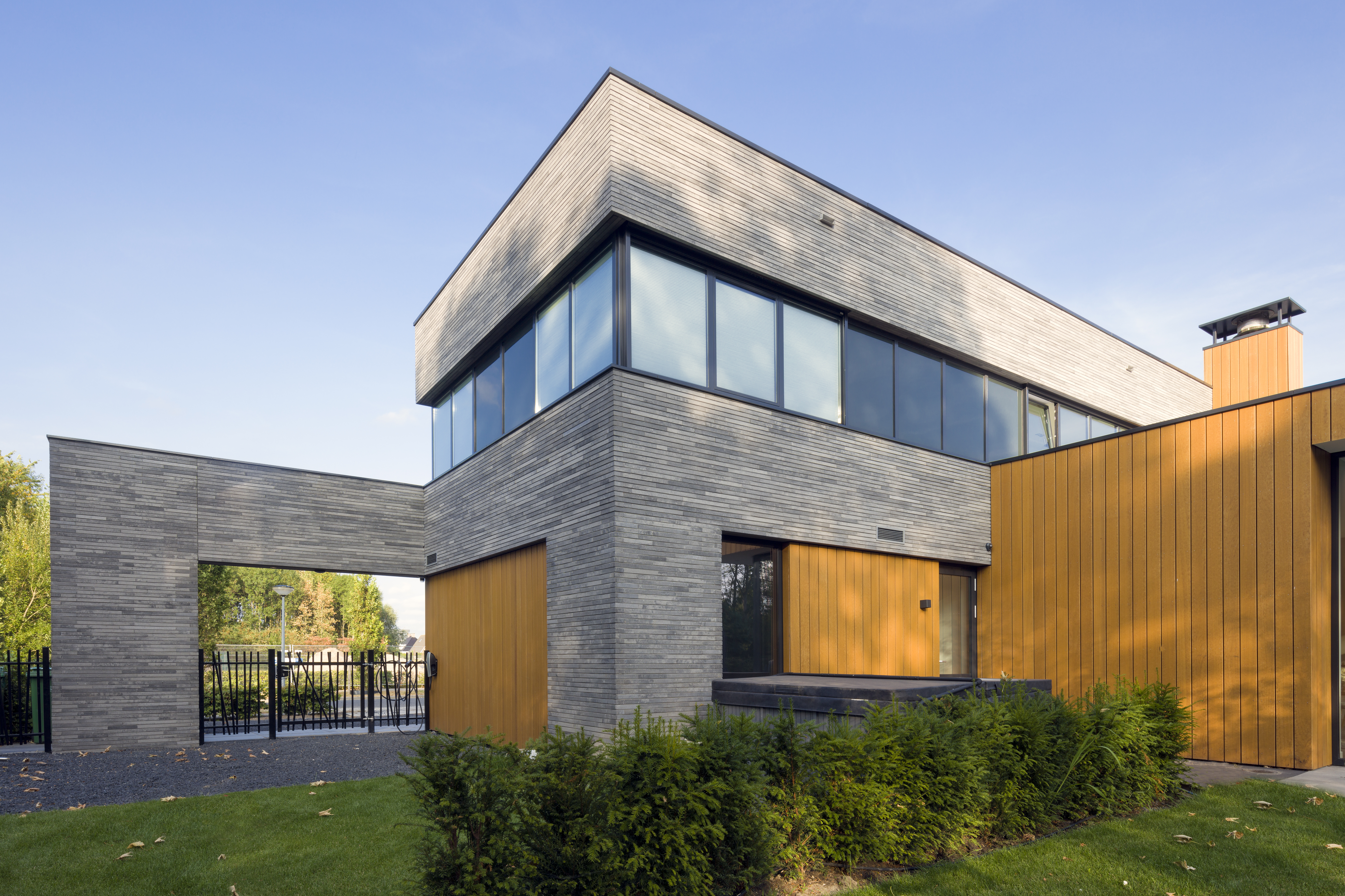 De strakke moderne villa is gebouwd op een kavel van circa 1200 vierkante meter in de nieuwbouwwijk Noorderplassen West, Almere. Beeld Rob van Esch | Ruimtes in Beeld