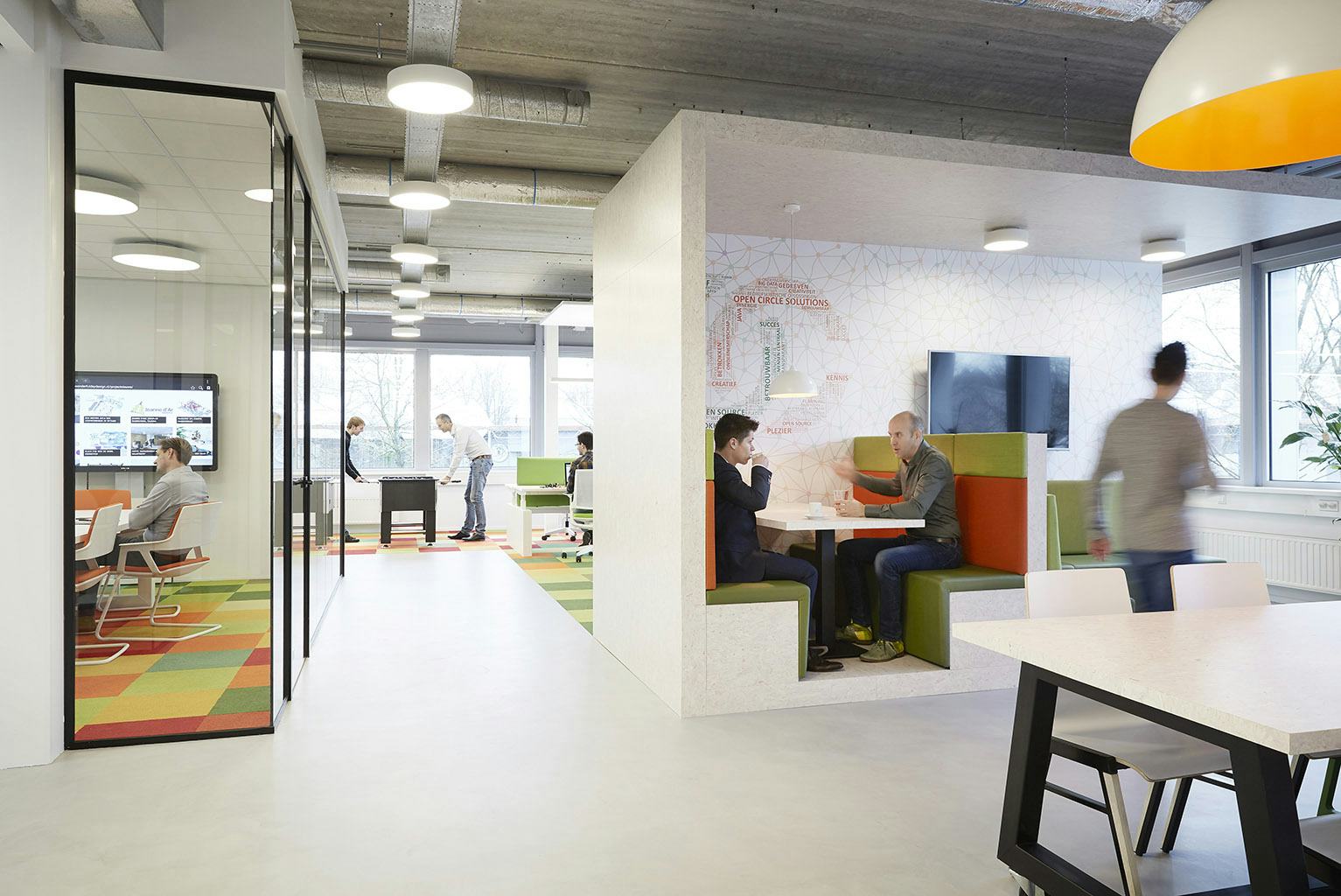 Een open werkomgeving met een duidelijke zonering. Foto: Minneboo fotografie