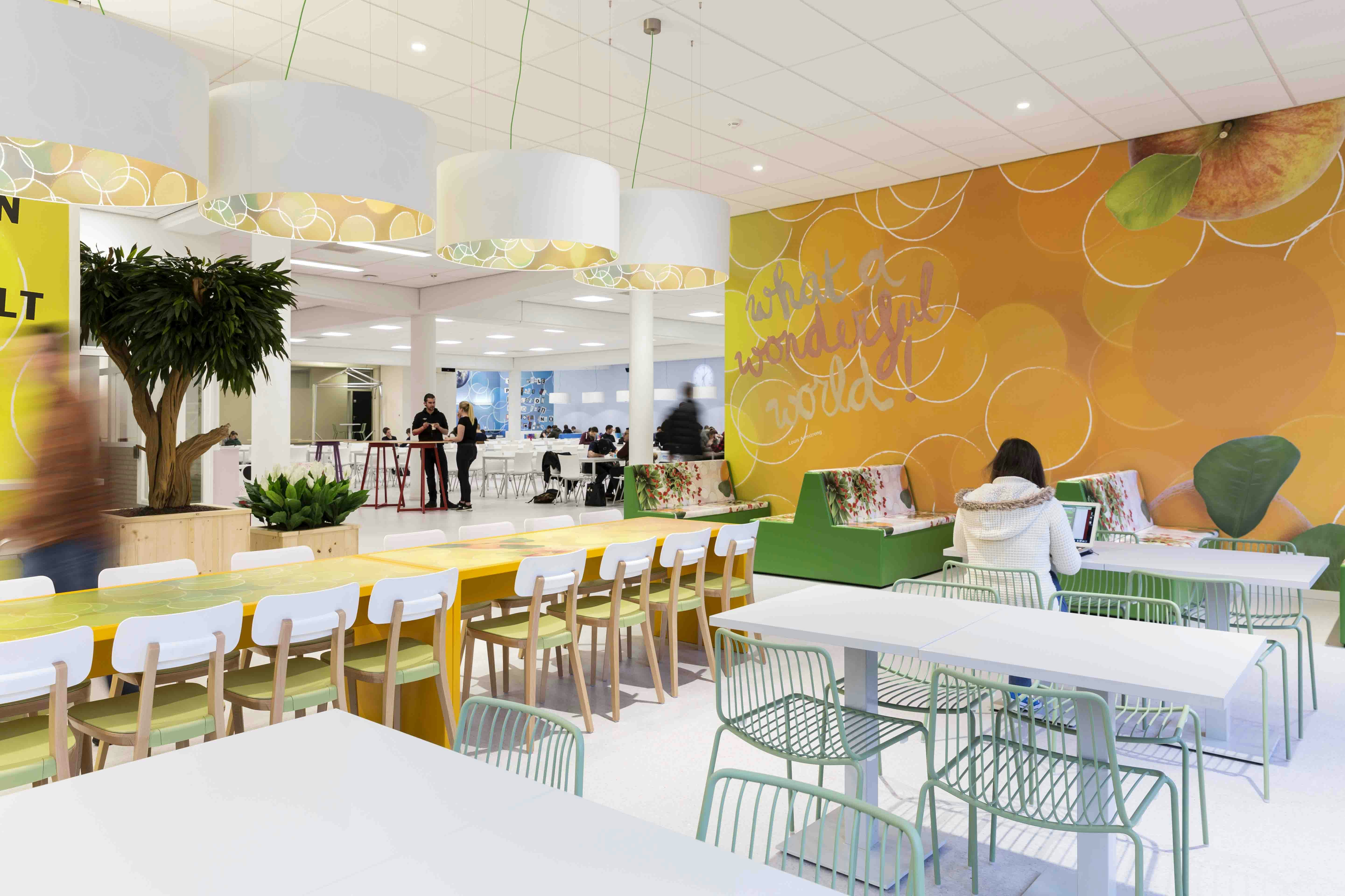 Een licht open omgeving voor de studenten van het ROC Leeuwenborgh. Foto: Minneboo fotografie