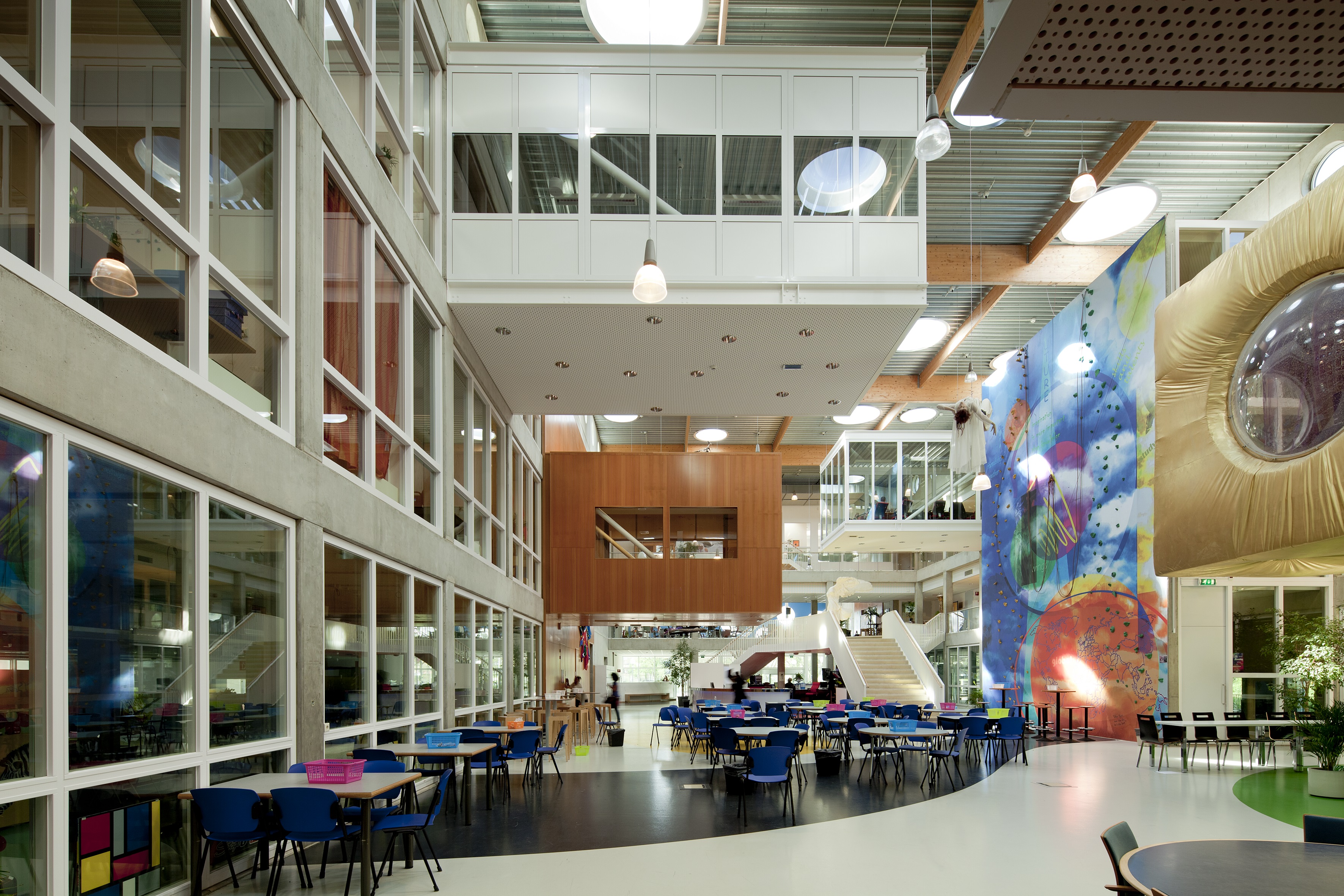 De Vetroflam 2S-veiligheidsbeglazing zorgt ook voor een veilige en behaaglijke leeromgeving