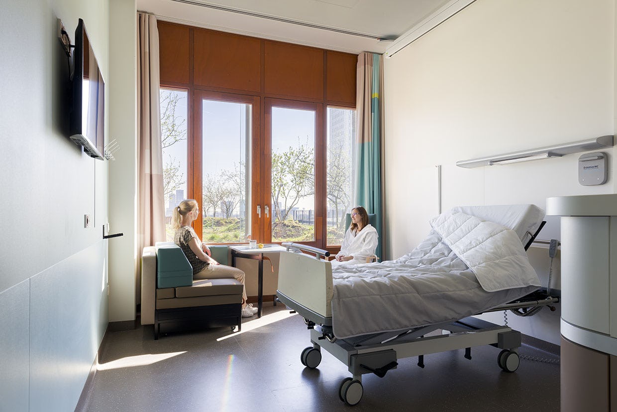 Rooming in-meubel in eenpersoons patiëntenkamer Erasmus MC (EGM architecten)