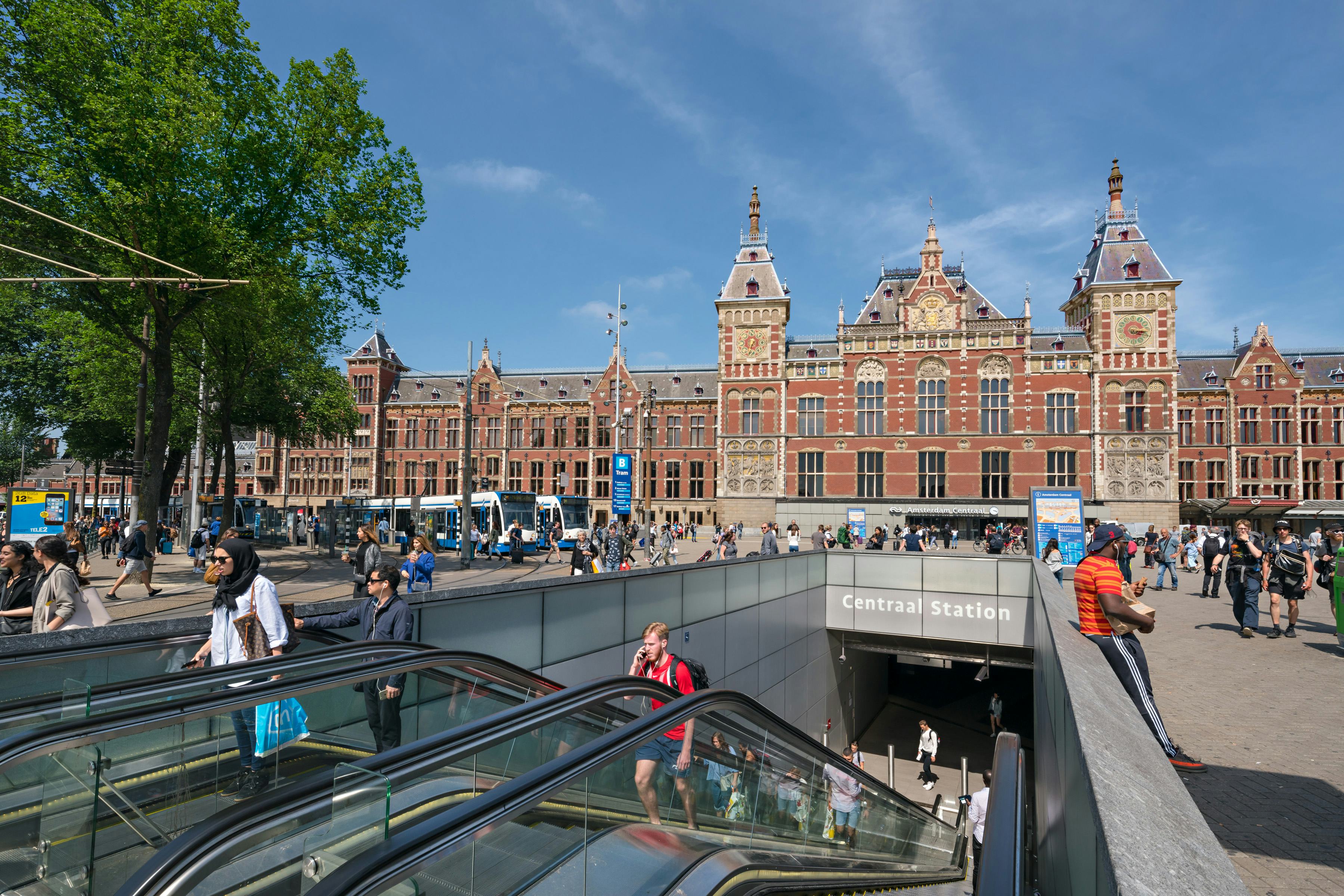 Entree metrostation Amsterdam CS vanaf stationsplein Beeld Jannes Linders