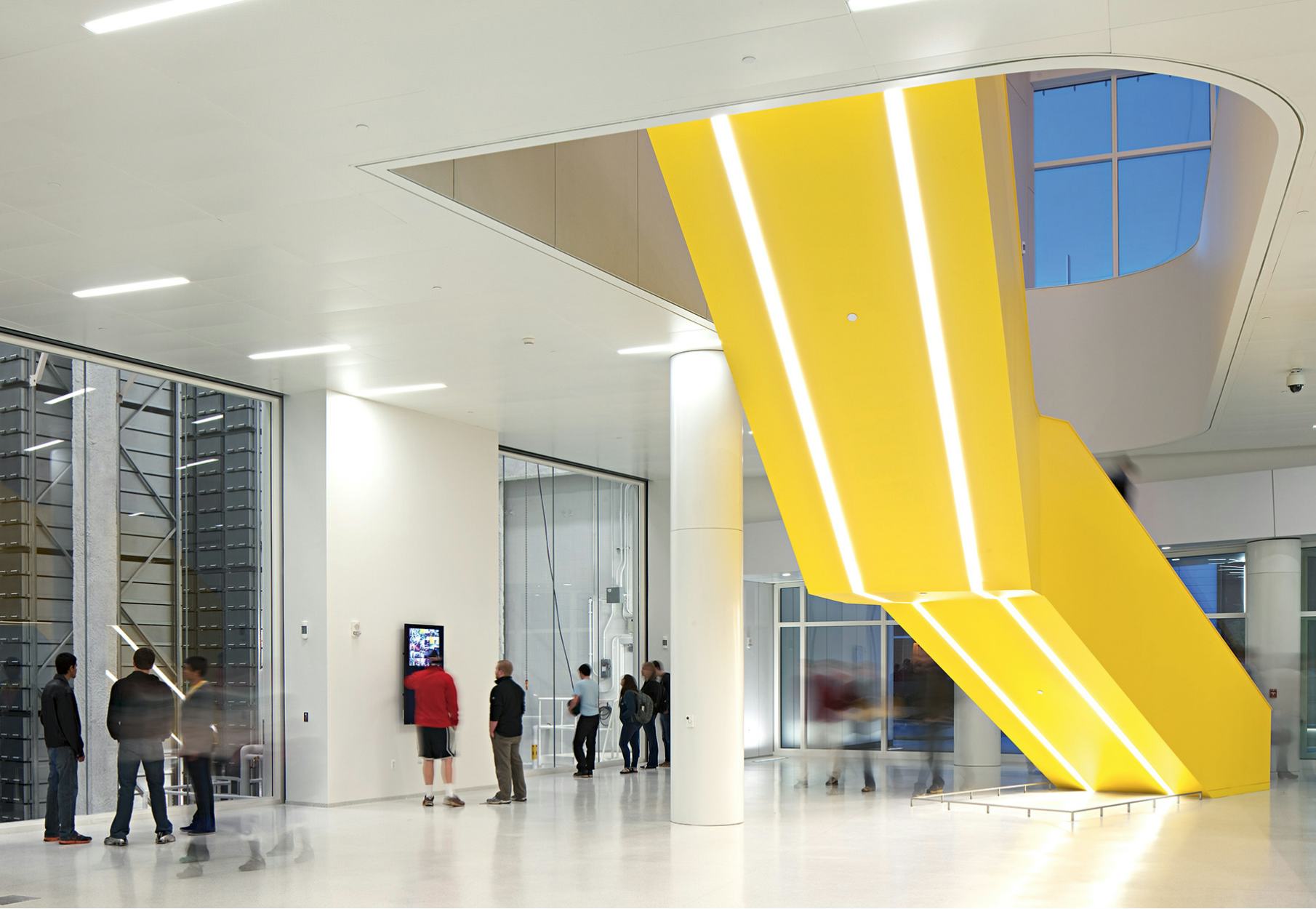 De gele trap in de James Hunt Bibliotheek een sterke nudge in het interieur