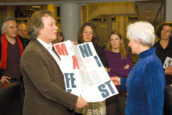 Jo Coenen overhandigt manifest aan minister Cramer in 2010, beeld PEP