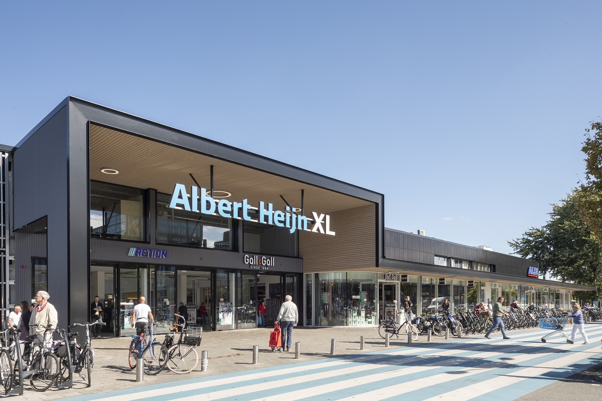 Aan de gevel van de XL-supermarkt in Tilburg is in totaal zo’n vier kilometer aan vurenhouten latten bevestigd.