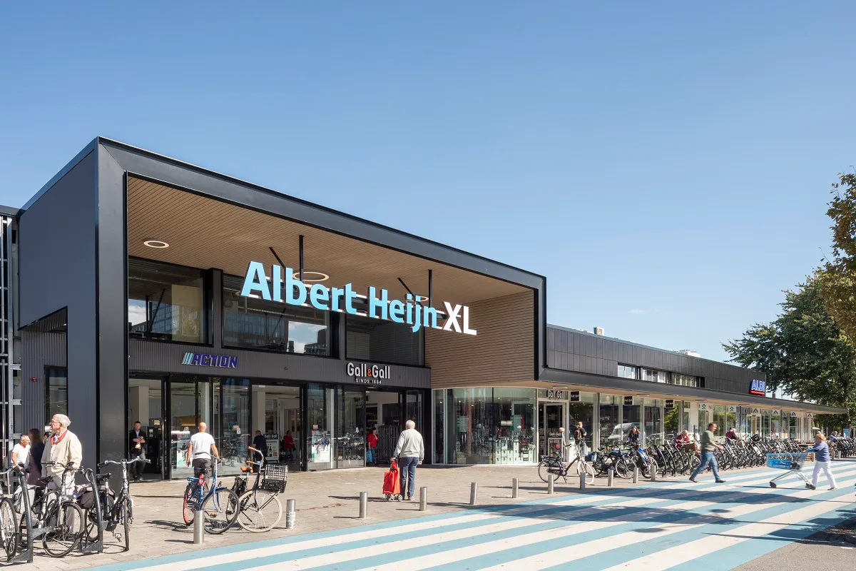 Aan de gevel van de XL-supermarkt in Tilburg is in totaal zo’n vier kilometer aan vurenhouten latten bevestigd.