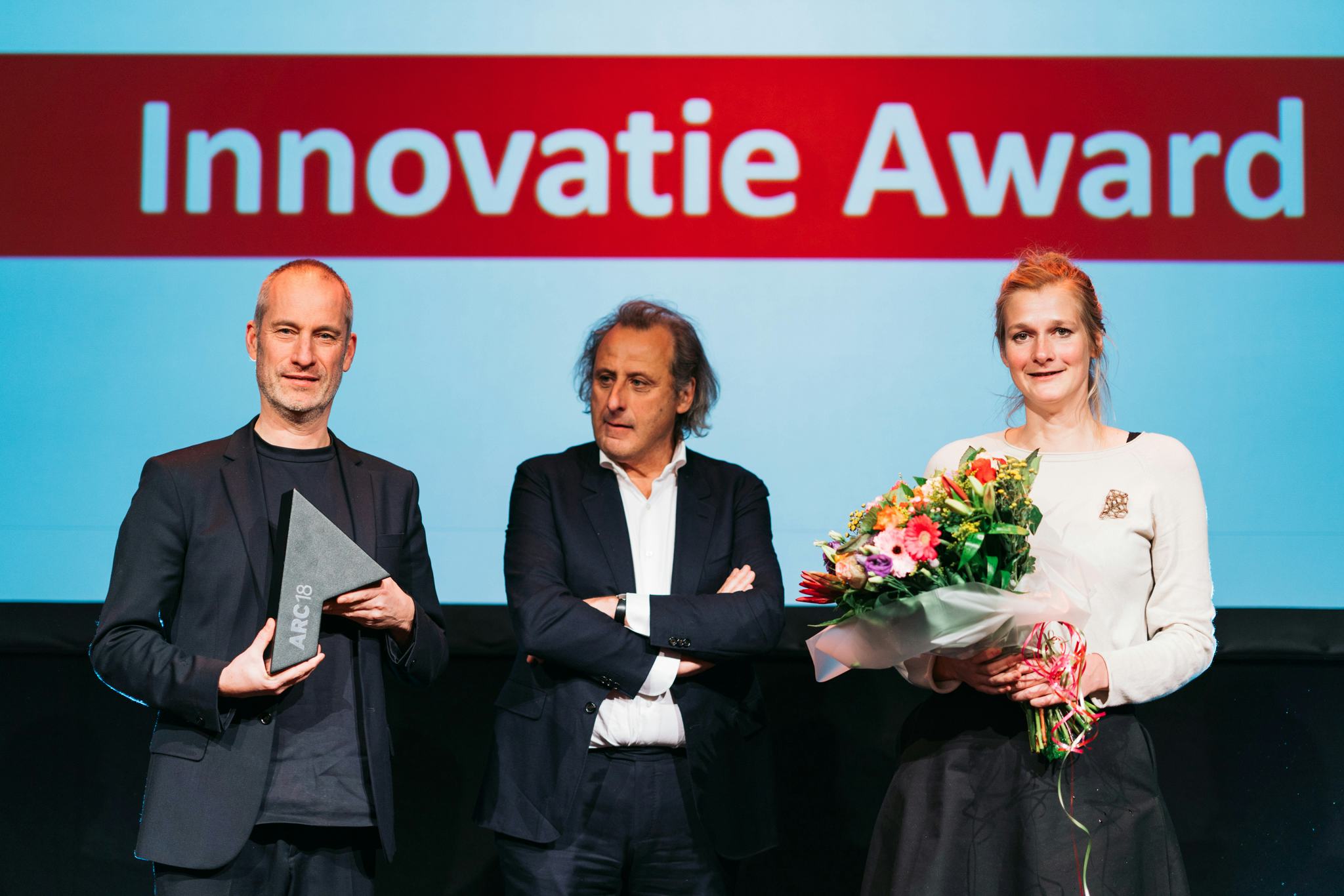 Bureau SLA en Overtreders W krijgen de ARC18 Innovatie Award uit handen van Thijs Asselbergs. Beeld: Ⓒ KSK Photography || Kyra Sophia Kataigides