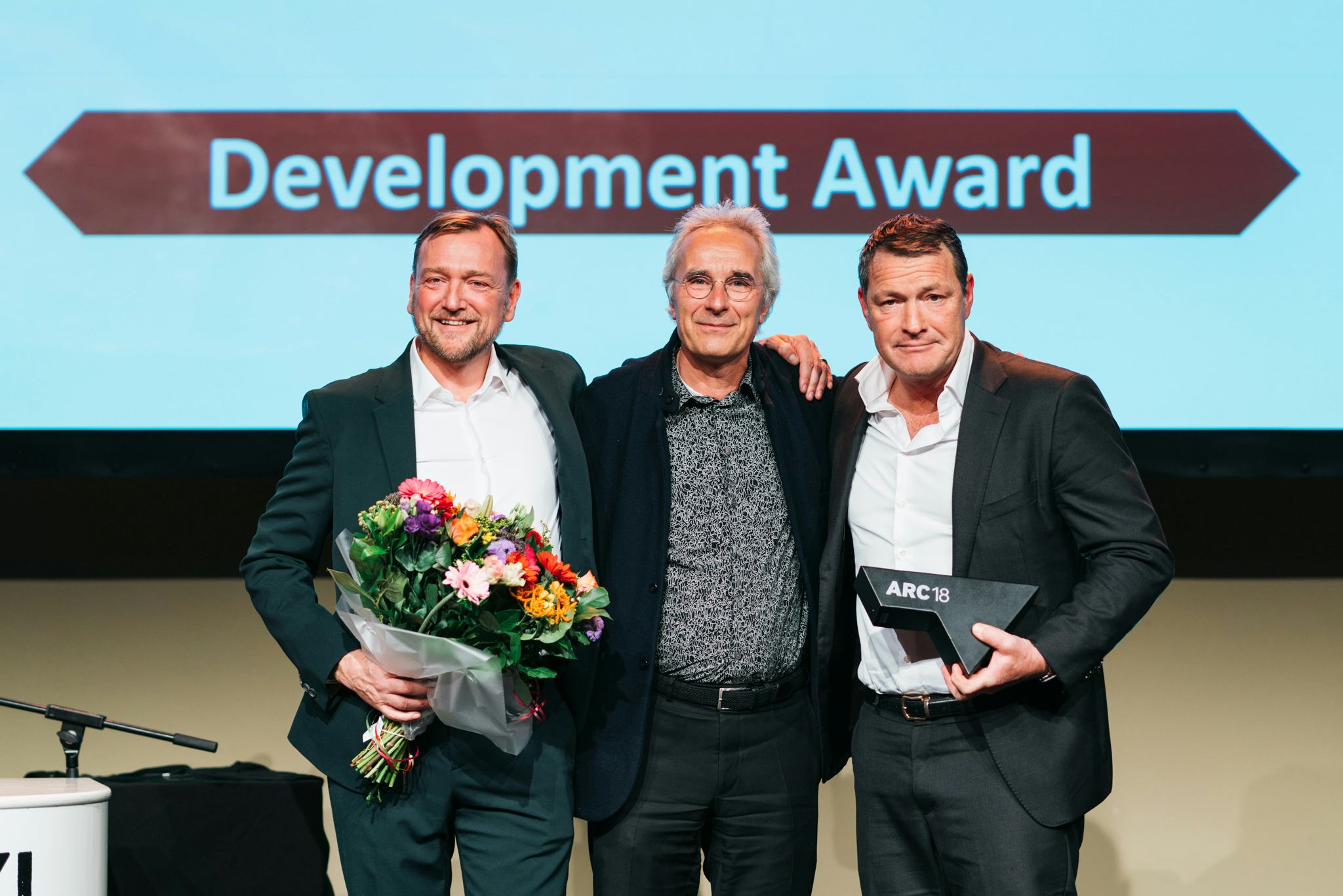 De winnaars en juryvoorzitter Jeroen van Schooten van de ARC18 Development Award. Beeld: Ⓒ KSK Photography || Kyra Sophia Kataigides