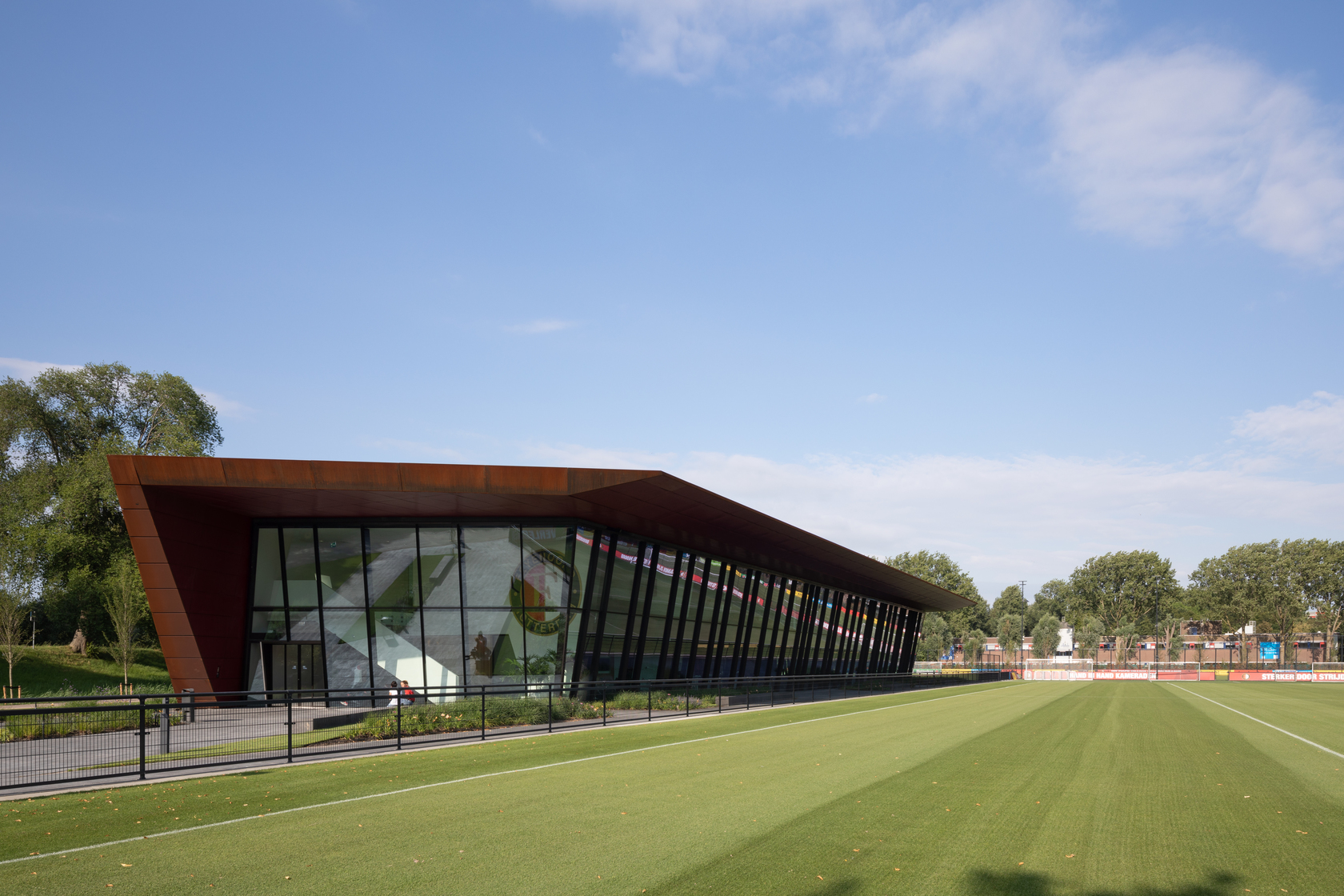 Trainingscomplex ‘1908’ Feyenoord Rotterdam door MoederscheimMoonen Architects, beeld Bart van Hoek