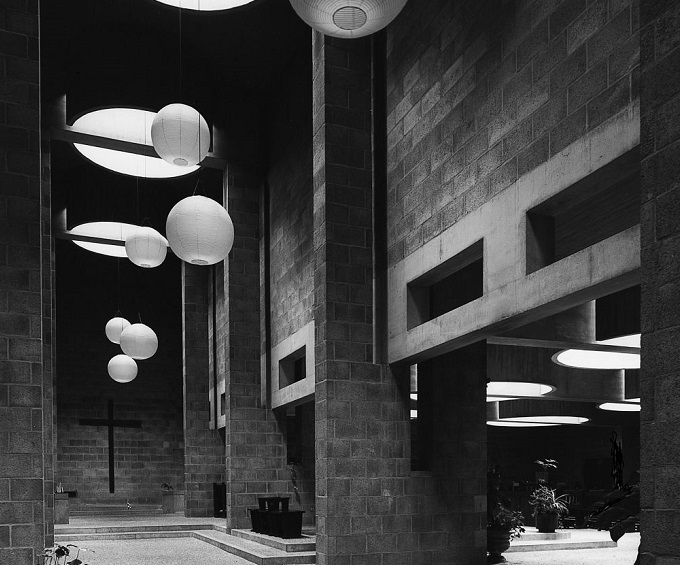 Uitsnede, Aldo van Eyck. Pastoor van Ars kerk, Den Haag, 1968-69. Foto © TU Delft.