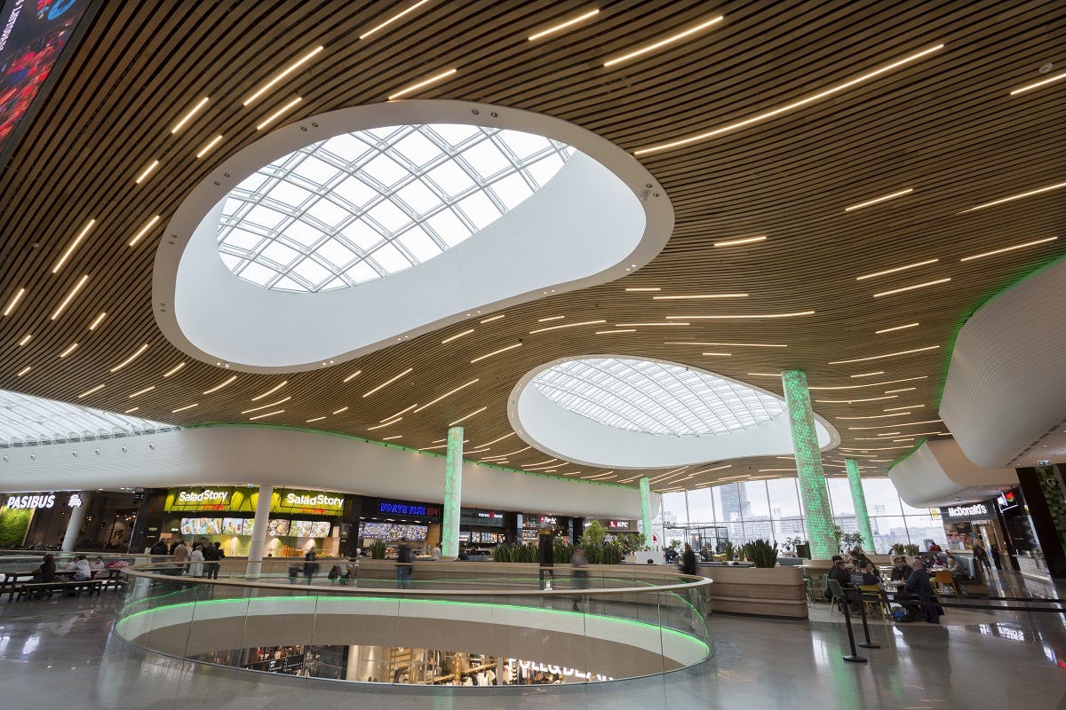 Het eind 2017 geopende Wroclavia Shopping Center in Polen is nu al iconisch vanwege de gewelfde vormen en krommingen in het plafond