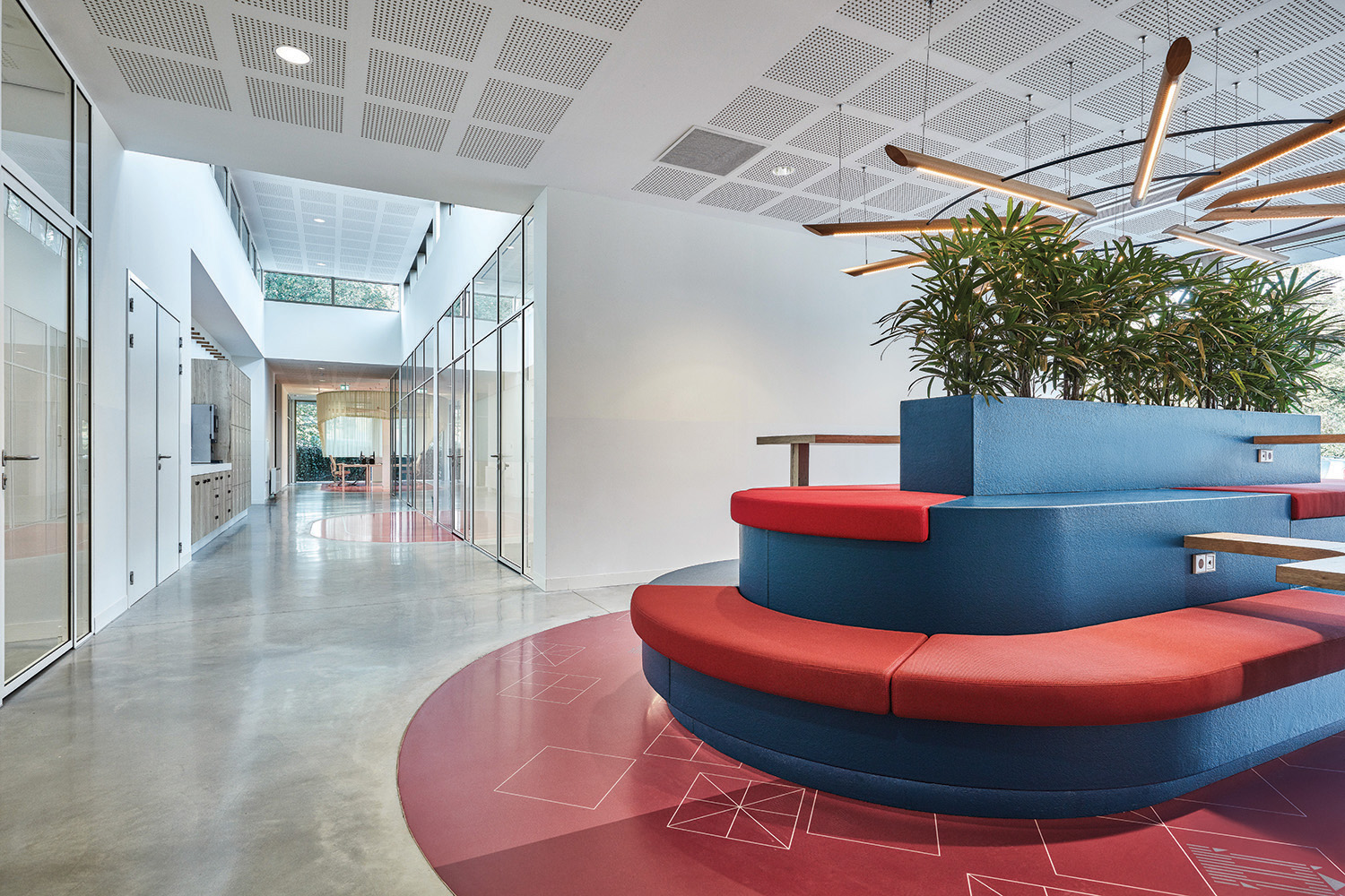 Lange zichtlijnen geven het ontwerp een aangename, overzichtelijke sfeer. Beeld Jeroen van der Wielen