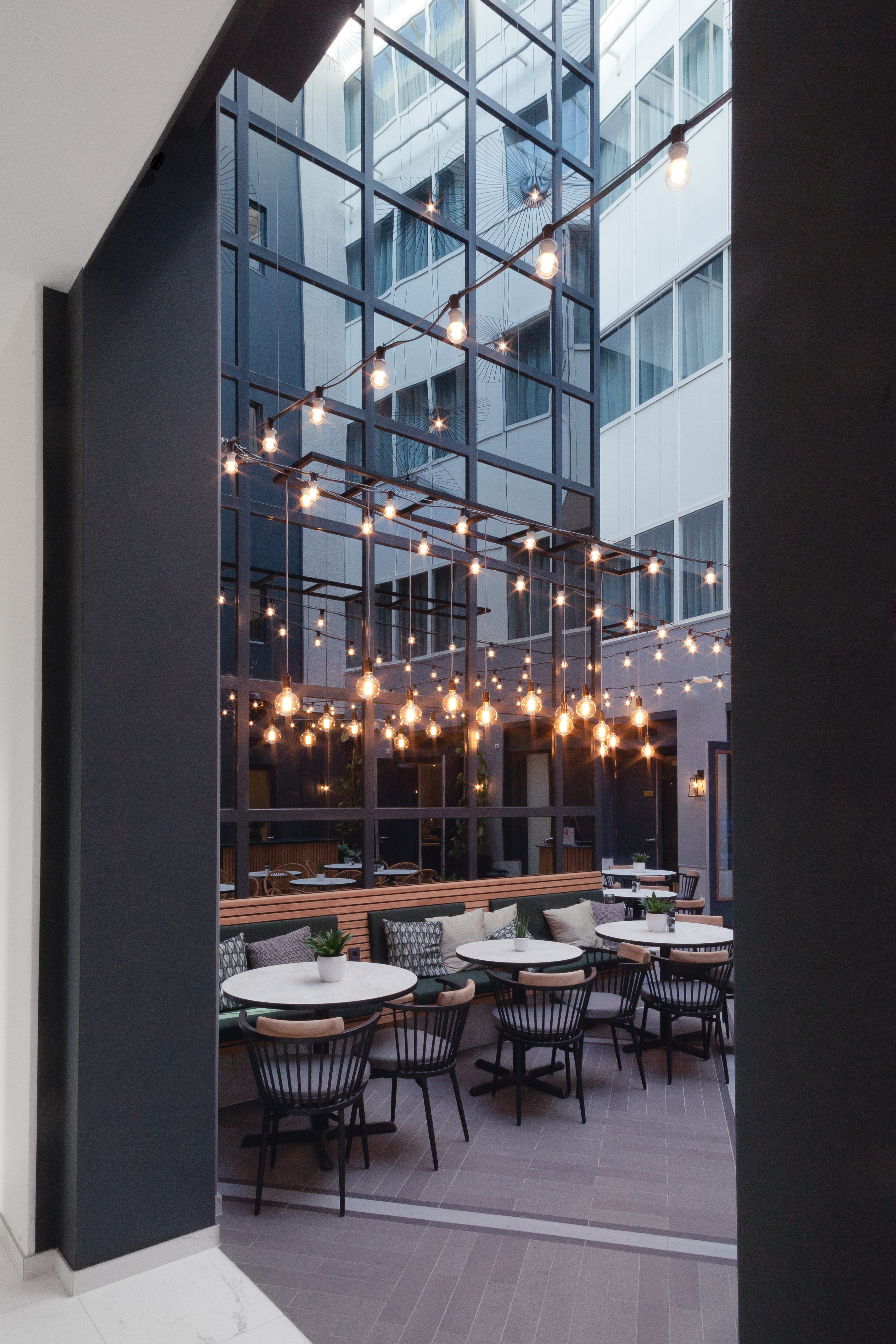 Staybridge Den Haag - Mulderblauw. beeld Muriel Janssen