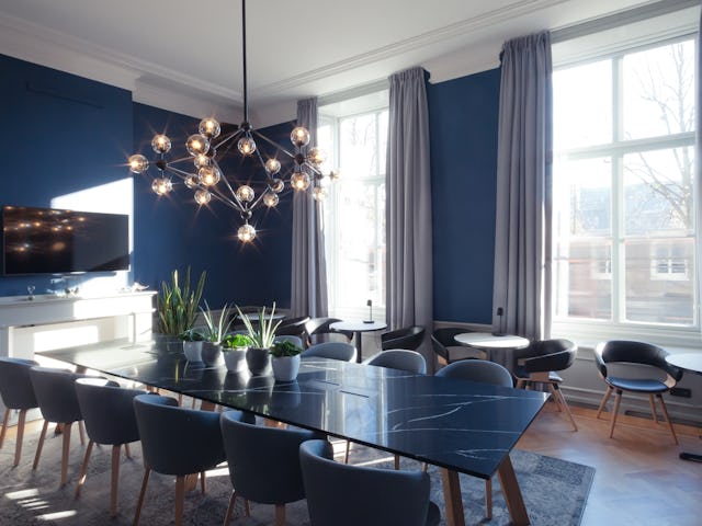 Staybridge Den Haag - Mulderblauw. beeld Muriel Janssen