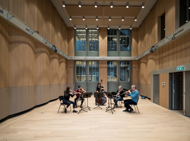 Verbouwing van de Dagteeken en Kunstambachtsschool voor Meisjes tot RCO House, het nieuwe kantoor van het Koninklijk Concertgebouworkest. Repetitie van leden van de orkestacademie samen met hobo-aanvoerder Ivan Podyomov. Ontwerp: Team V Architectuur.Uitvoering: Koninklijke Woudenberg. Beeld: Renske Vrolijk