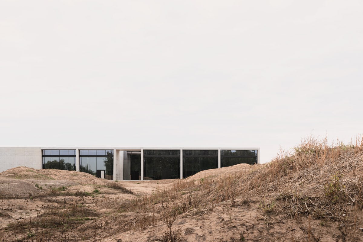In het serene landschap van de Siesegemkouter in Aalst heeft KAAN Architecten het Crematorium Siesegem gerealiseerd, beeld Simone Bossi