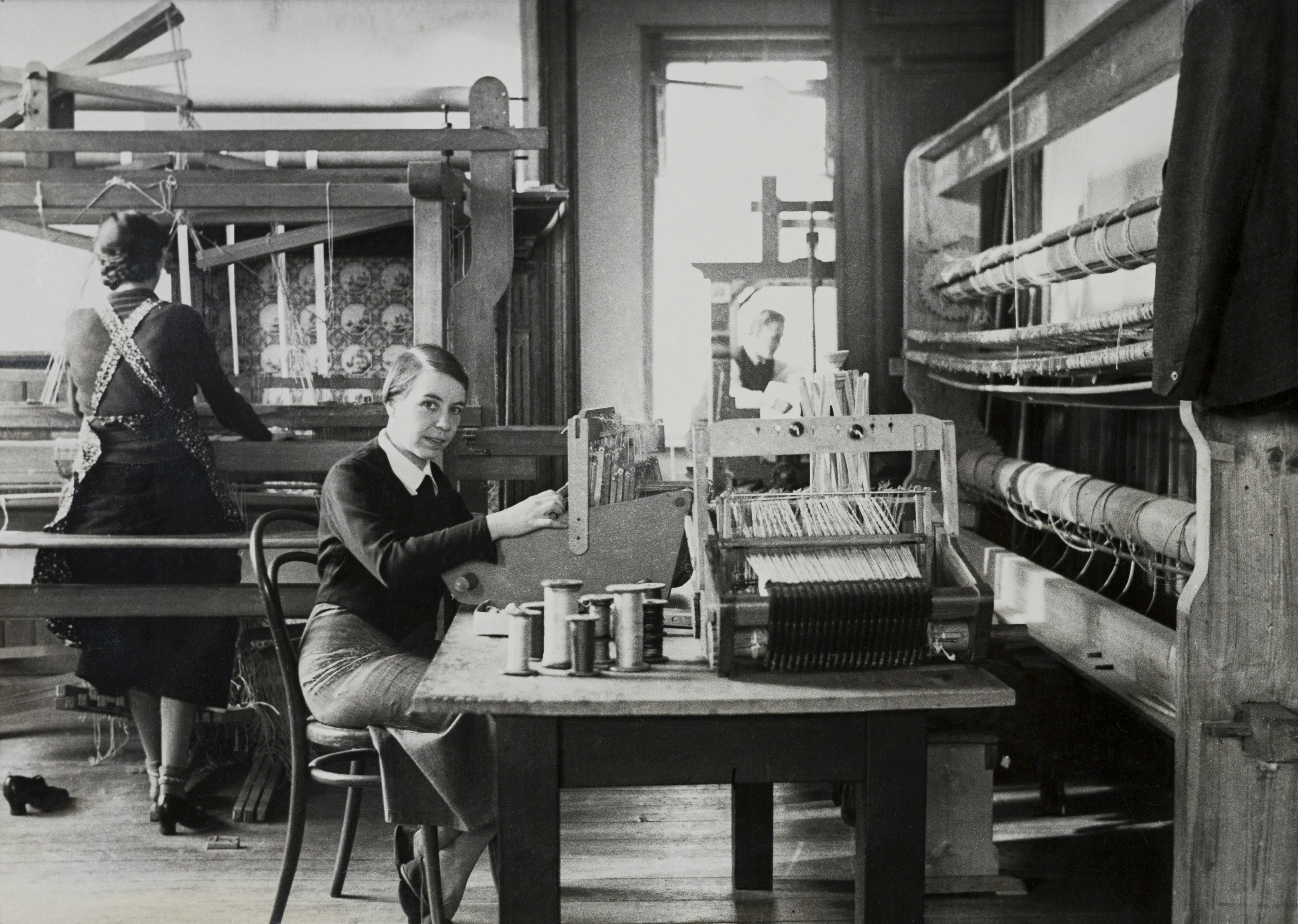 Kitty van der Mijll Dekker in haar weefatelier in Nunspeet (ca. 1935), beeld Collectie TextielMuseum