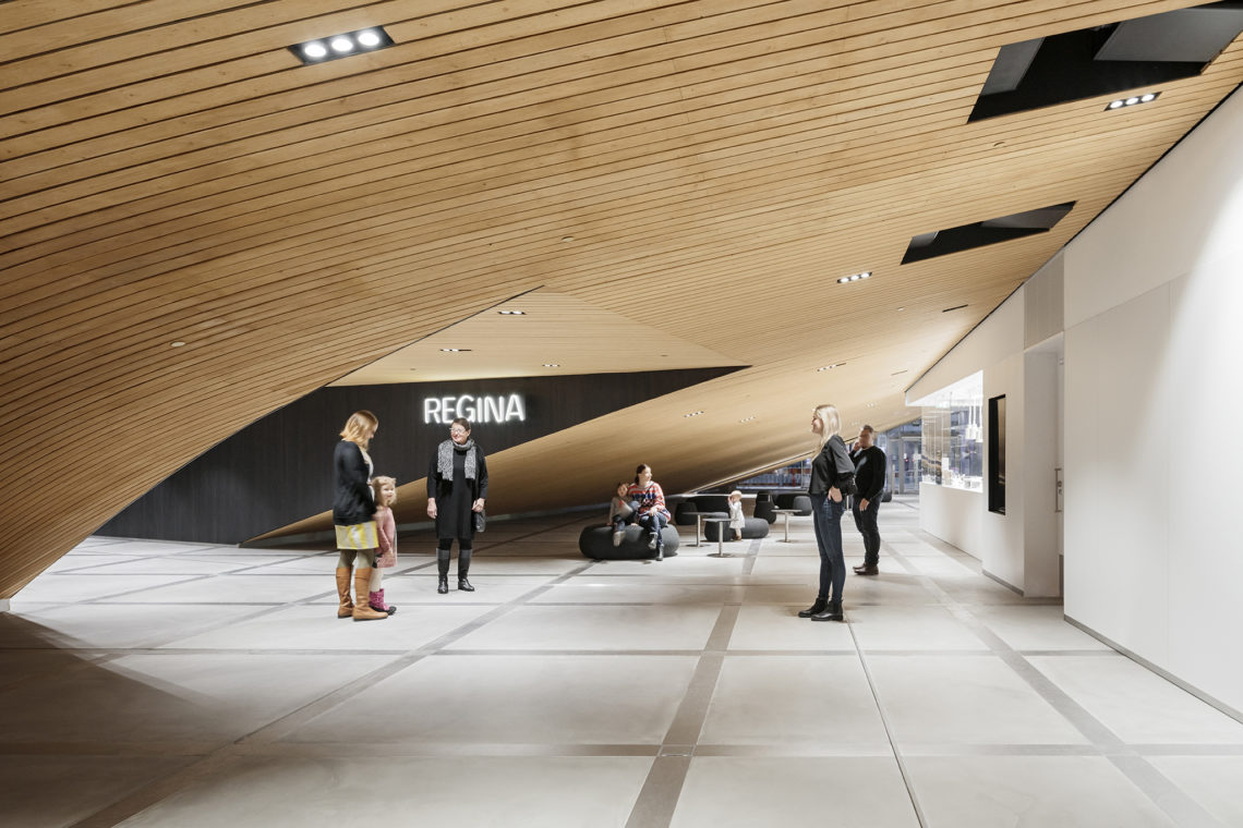 Begane grond, Entree naar filmzaal Regino. Central Library Oodi. Helsinki door ALA Architects. Beeld Tuomas Uusheimo