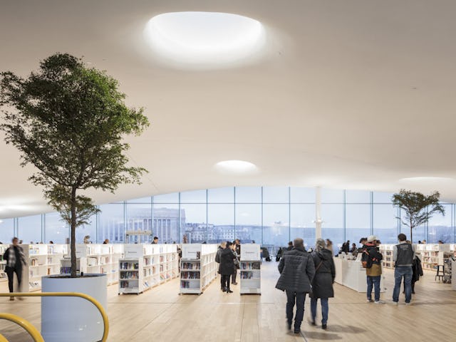 Bovenste bibliotheek verdieping. Central Library Oodi. Helsinki door ALA Architects. Beeld Tuomas Uusheimo