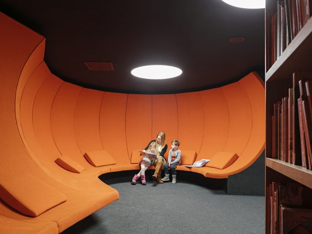 Bovenste verdieping. Leesruimte voor kinderen. Central Library Oodi. Helsinki door ALA Architects. Beeld Tuomas Uusheimo