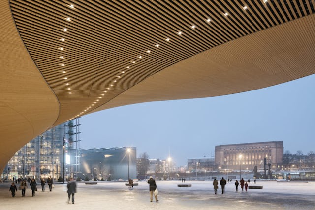 Onder de gevel. Central Library Oodi. Helsinki door ALA Architects. Beeld Tuomas Uusheimo