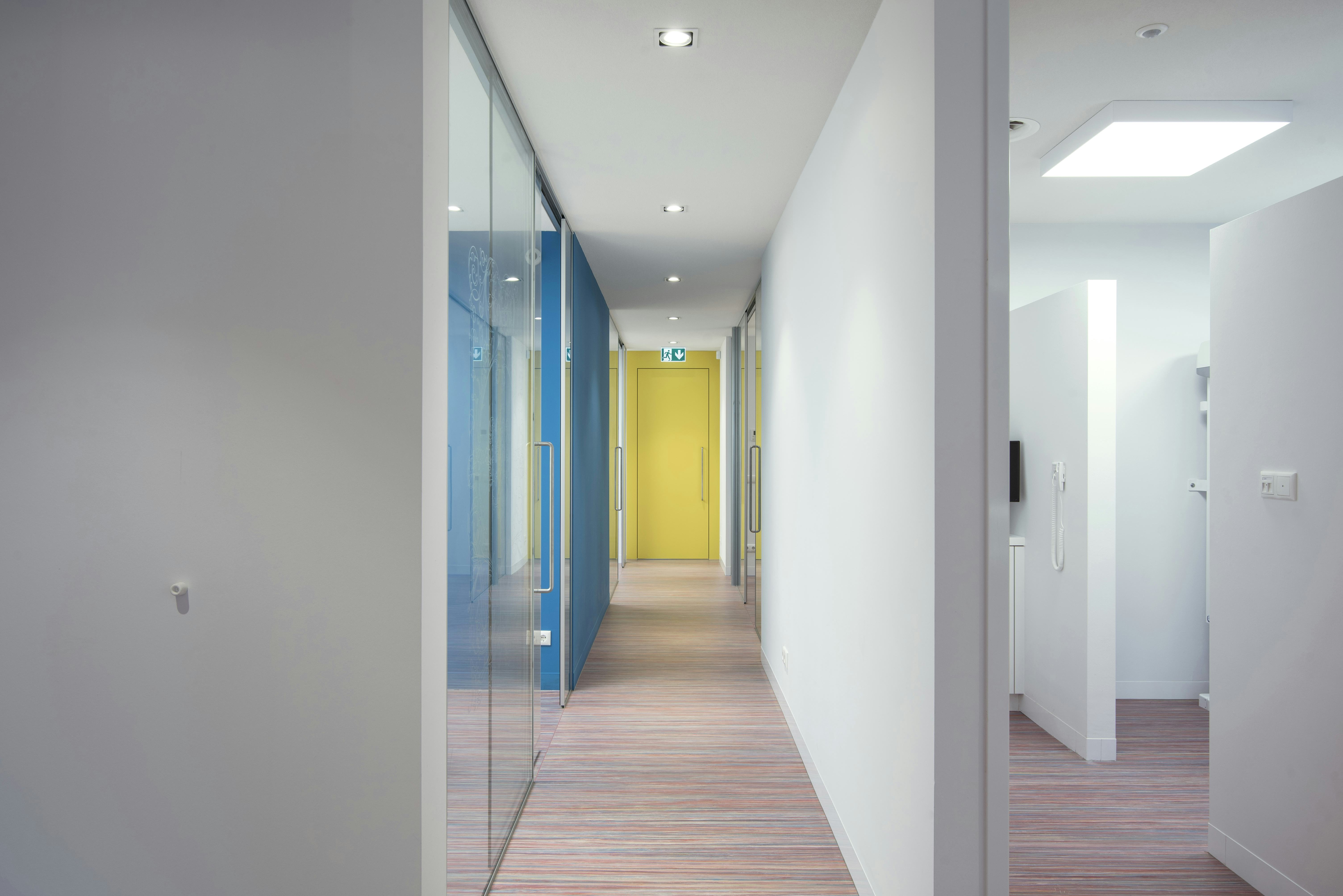 Zicht op behandelruimten, kantoor en personeels annex vergaderruimte