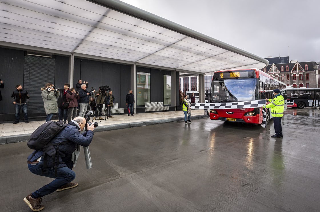 Opening zelfvoorzienend busstation Spoorzone Tilburg, naar ontwerp van cepezed, beeld lucas van der wee | cepezed