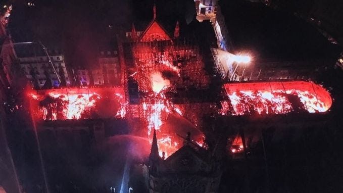 Drone beelden gemaakt door de brandweer van Parijs van de brand in de Notre Dame. Uit de tweet van Alexandre Fremont. https://bit.ly/2UCgxiI