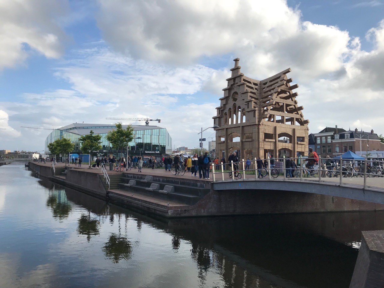 Stylos en Olivier Grôssetete bouwen kartonnen kunstwerk in Nieuw Delft. Beeld Karin Janssen