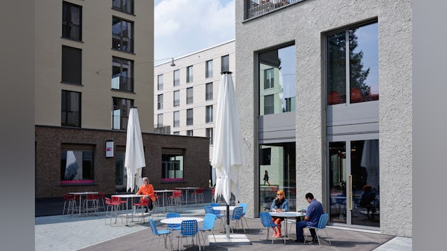 Cafe Aeschbachhalle. Beeld Beat Schweizer