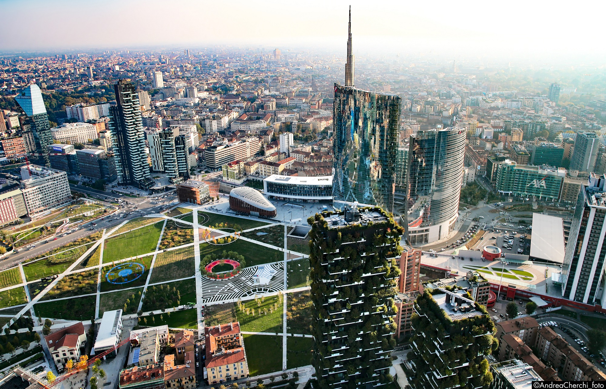 Het nieuwe stadspark in de nabijheid van station Garibaldi (rechts op de foto). Op de voorgrond beide torens van het Bosco Verticale door Stefano Boeri. Beeld Andrea Cherchi
