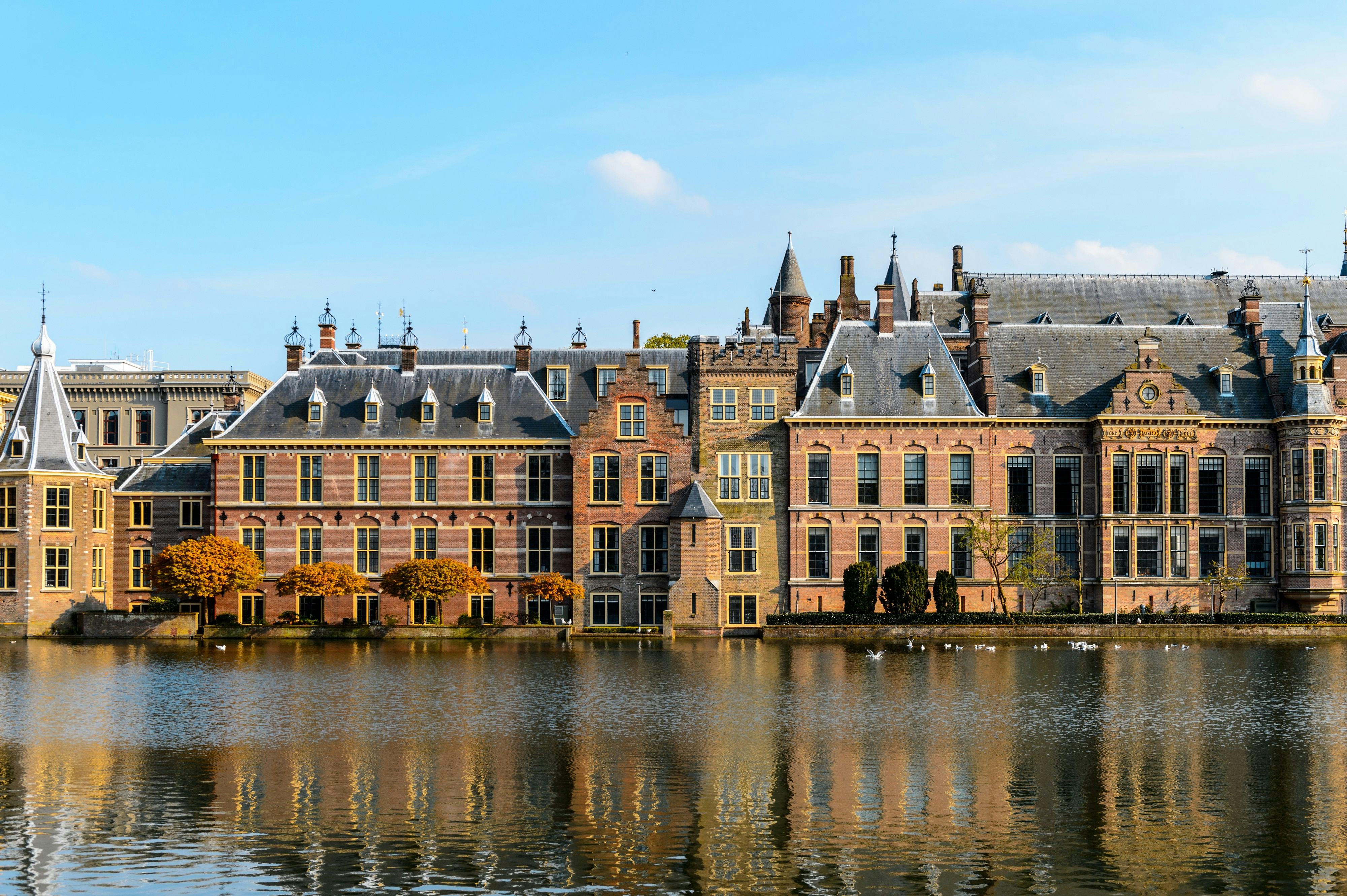 Ook het Binnenhof is nog in zijn oude staat te bekijken. . Beeld Shutterstock