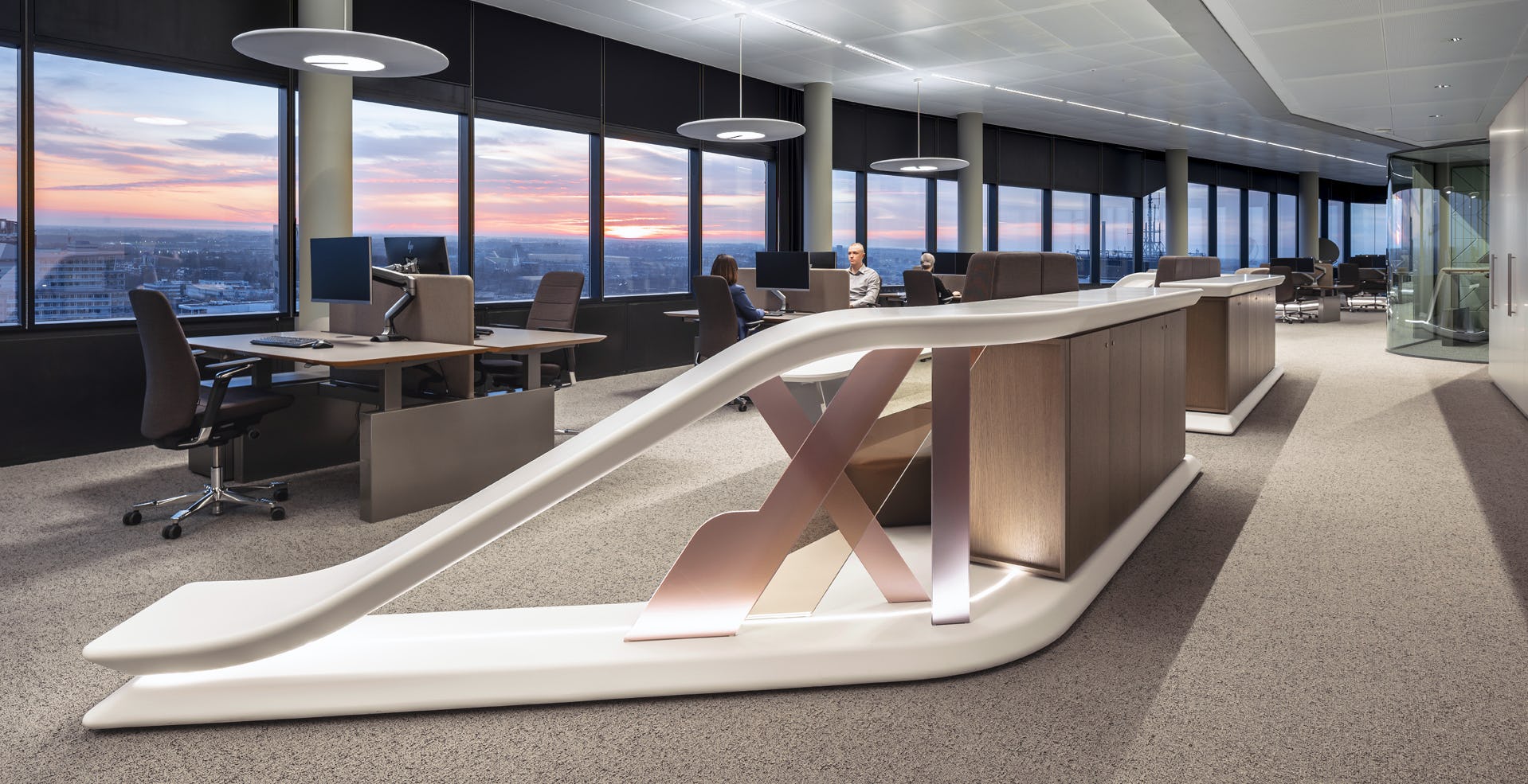 Organische elementen organiseren de open vloeren Beeld Peter Baas