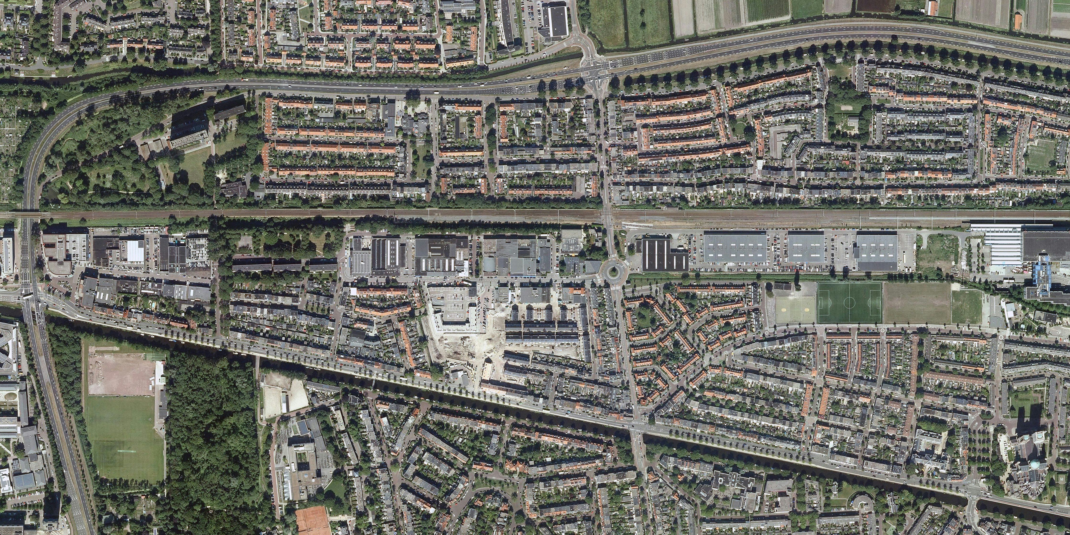 Op de luchtopname (bron: PDOK) is de door bedrijfspanden gedomineerde, circa 1.500 meter lange ontwikkelzone aan de spoorlijn Haarlem-Leiden te zien
