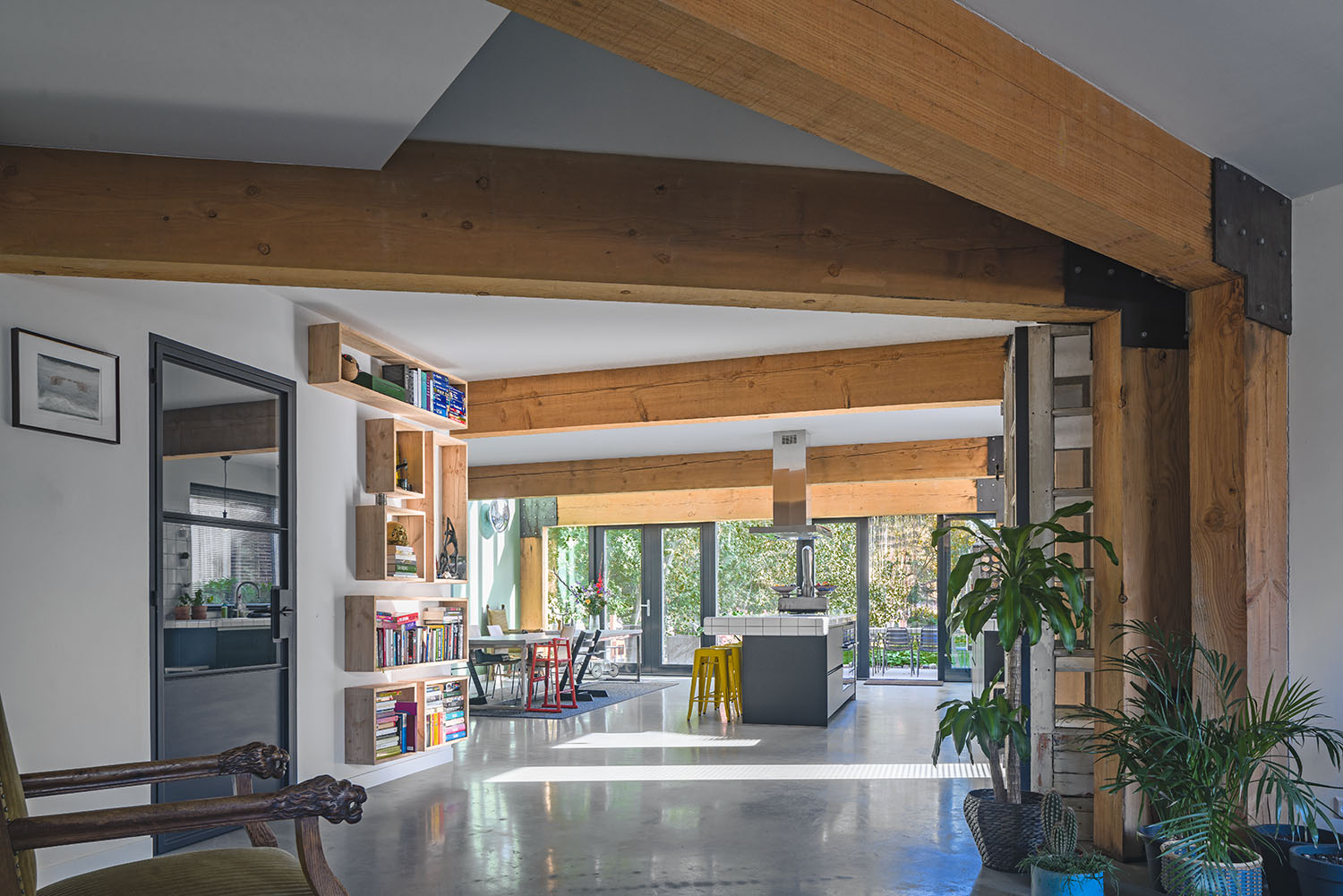 Hout in het interieur, woonhuis Kadoelenweg Amsterdam. Beeld: John Marshall