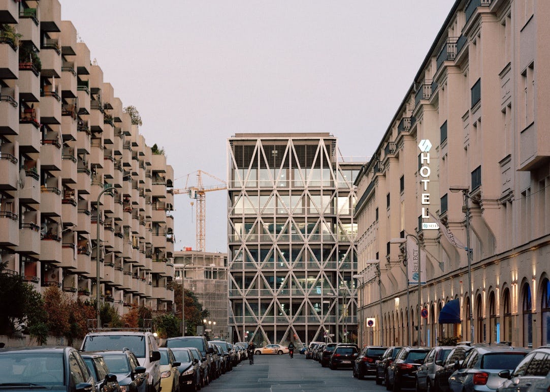 Het door E2A ontworpen TAZ-gebouw in Berlijn, gezien vanuit de Hedemanstrasse. Beeld Rory Gardiner