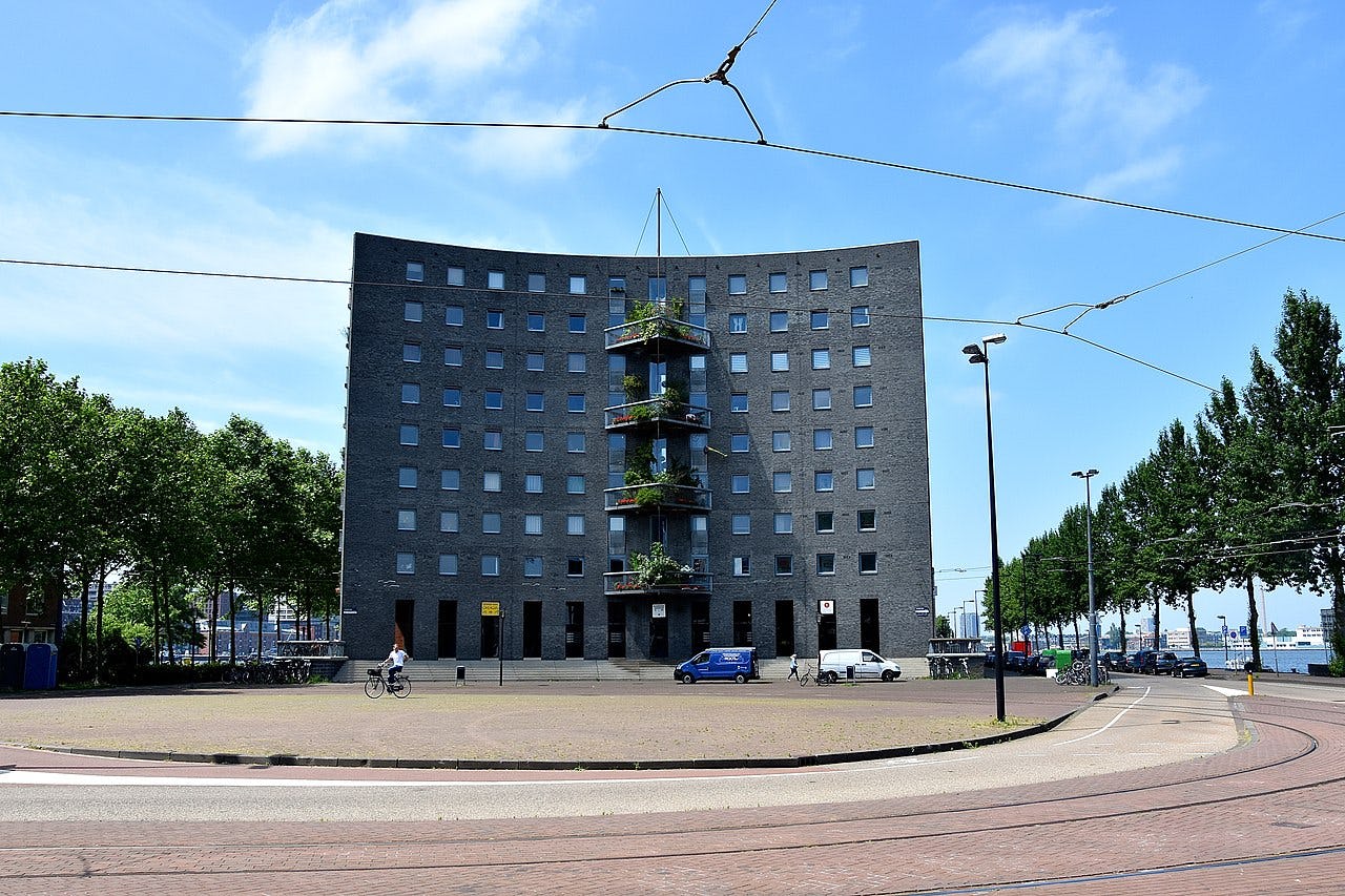Woongebouw Wladiwostok op het KNSM-eiland in Amsterdam (1995) door Jo Crepain. Beeld Wikipedia