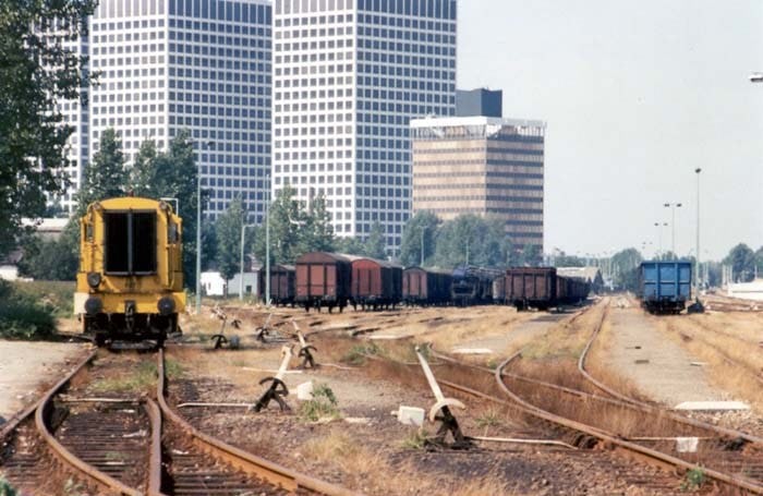Trein op Marconiplein Rotterdam (1989). Beeld Ben van Wevering
