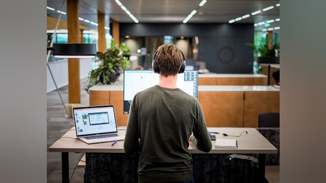 Fotografie: EDGE Technologies | Een fantastische plek om te werken, waar ieder detail tot en met de afwerking van de desktop een bijzondere kleur en textuur heeft | Home Zone