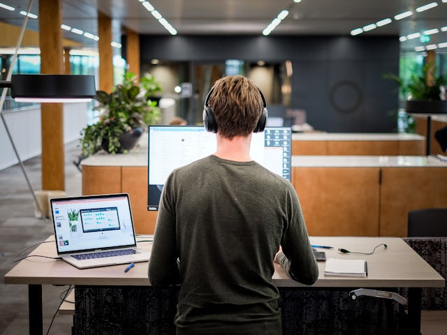 Fotografie: EDGE Technologies | Een fantastische plek om te werken, waar ieder detail tot en met de afwerking van de desktop een bijzondere kleur en textuur heeft | Home Zone