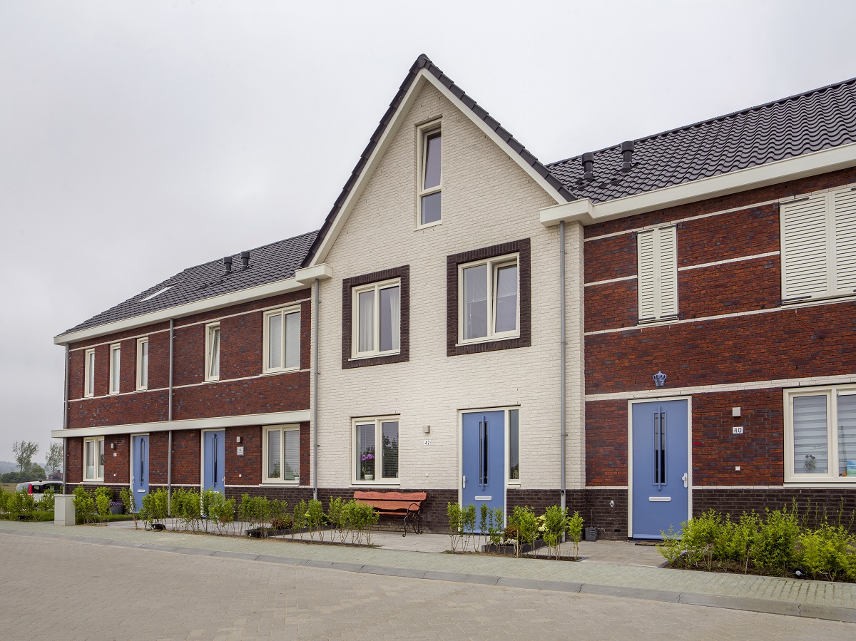 Een aantal bijzondere woningen zijn door de architect uitgelicht door deze te voorzien van een witte gevel opgetrokken uit witte stenen en witte doorstrijkmortel