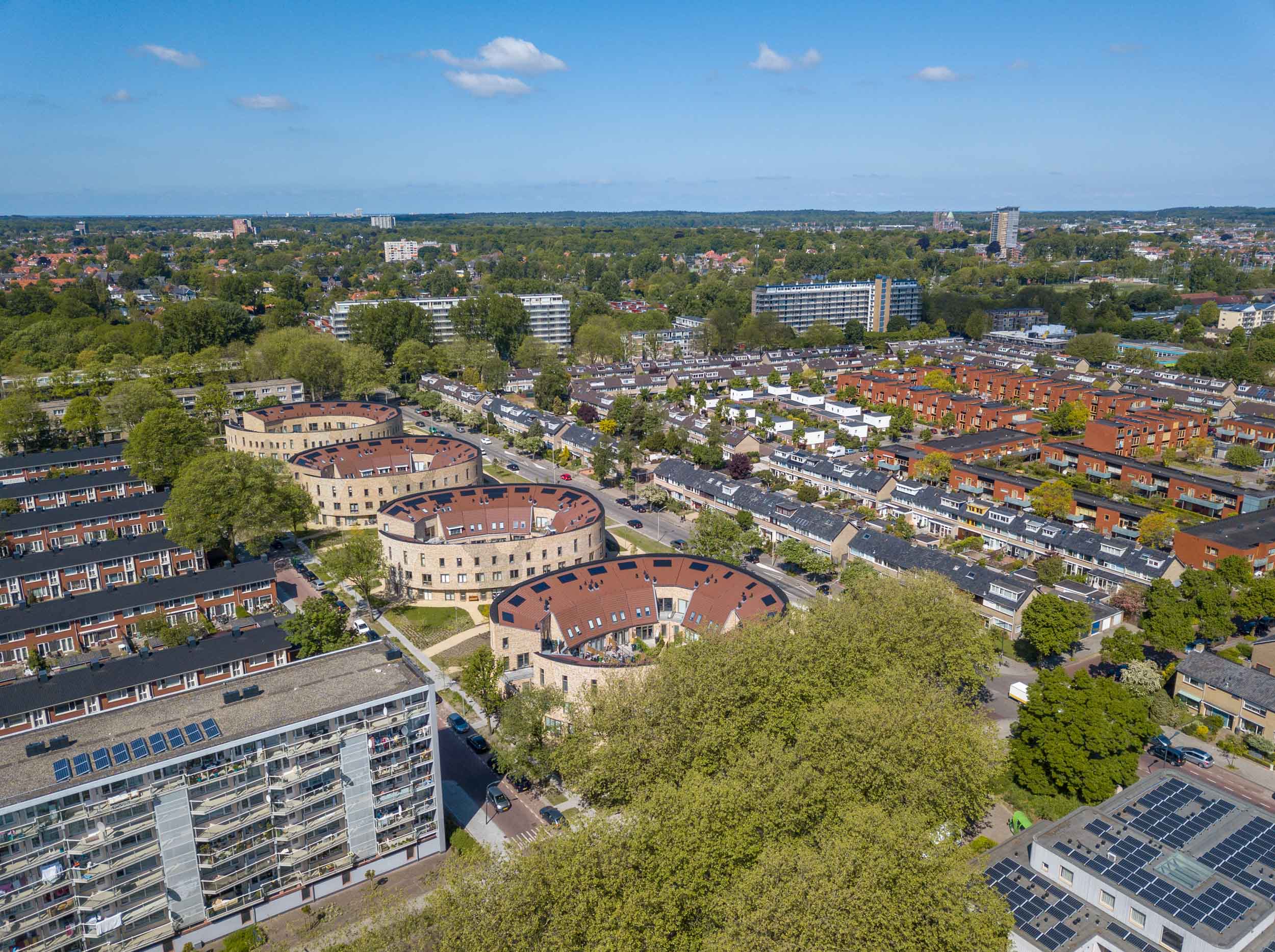 4 ellipsvormige blokken in een wederopbouwwijk, Foto: Luuk Kramer