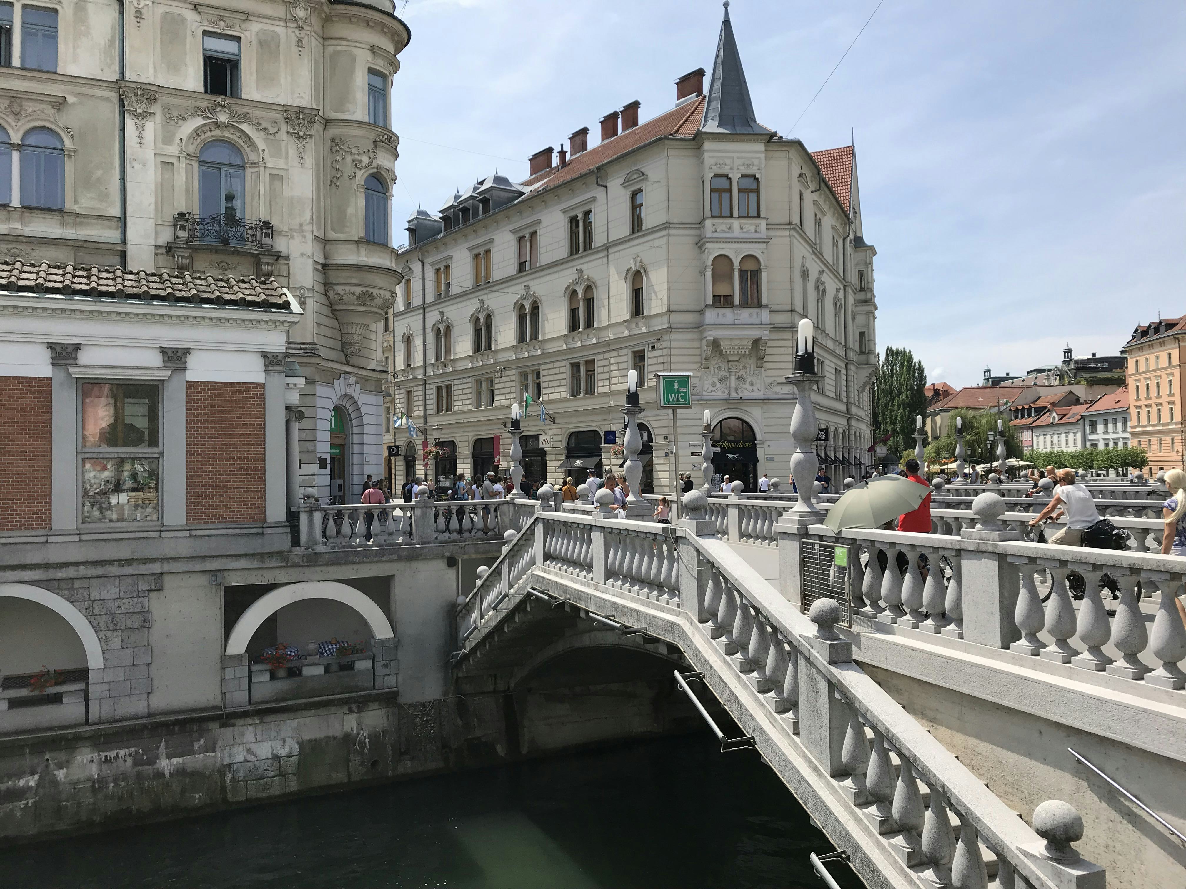 Drie bruggen in Ljubljana door Jože Plečnik Beeld Harm Tilman  
