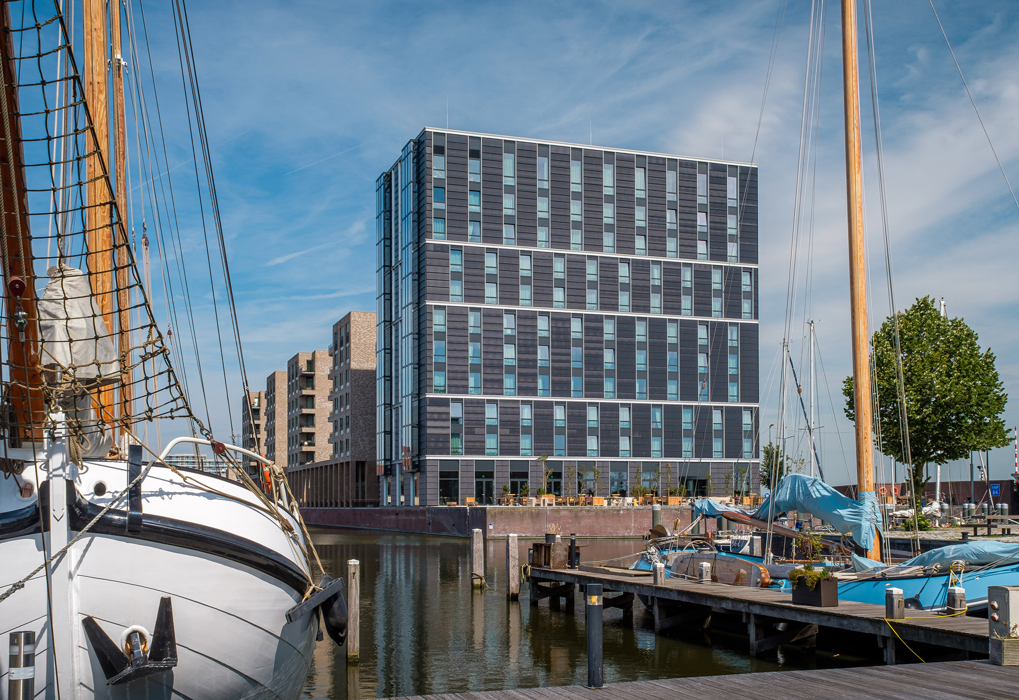 Hotel Breeze vanuit de haven van IJburg. Foto: Valentijn Kortekaas