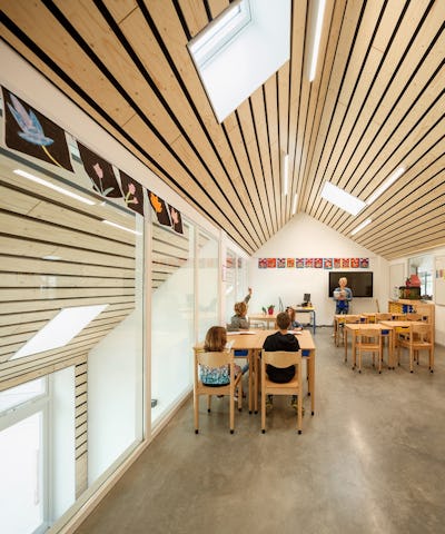 Klaslokaal MFA Onderdak te Biggekerke. Beeld Katja Efftingtja Effting