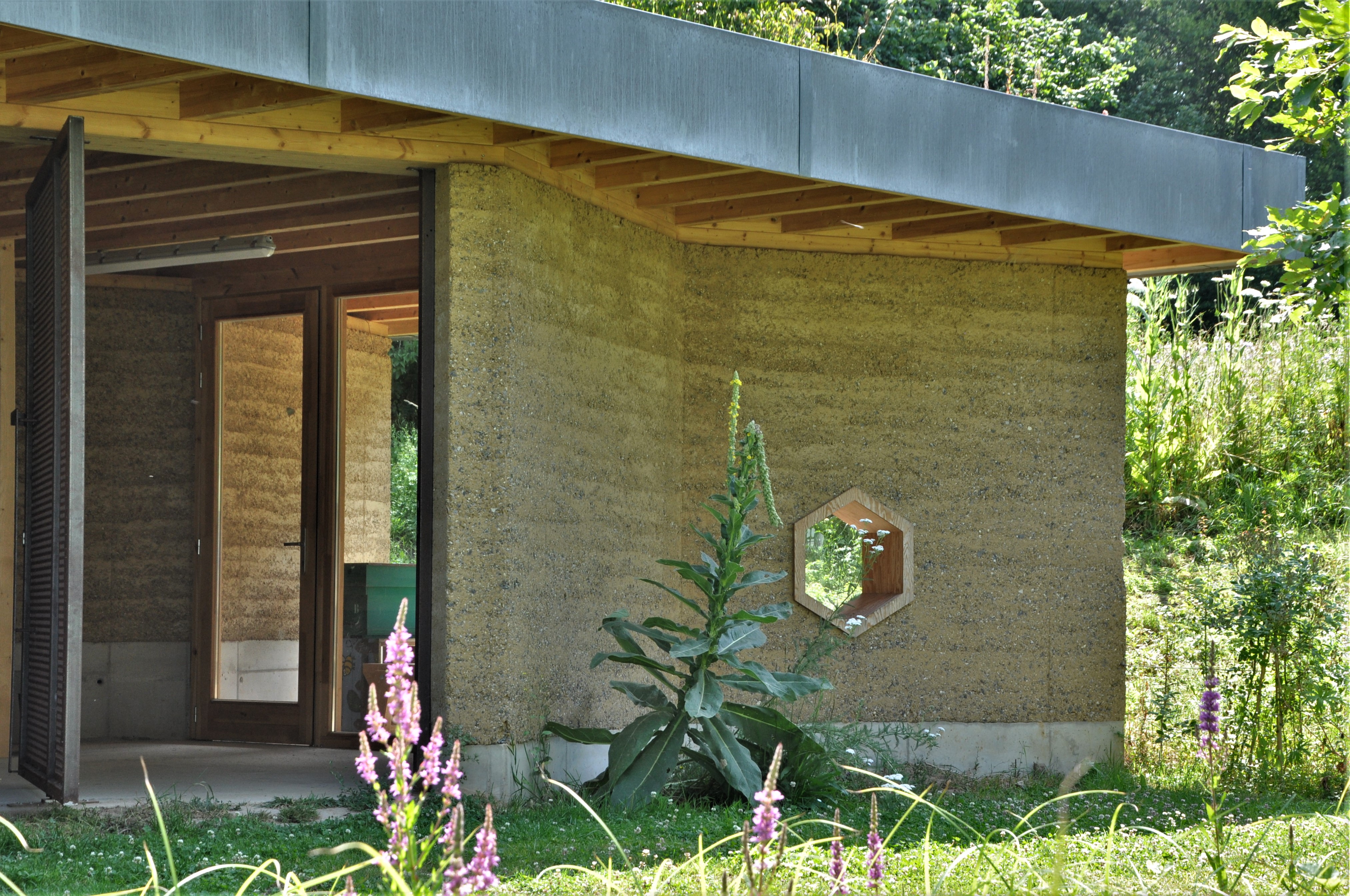 Leemgestampt paviljoen