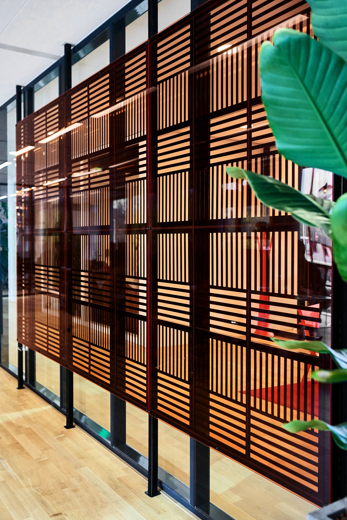 De doorkijk naar de gang vanuit de vergaderkamer wordt deels afgeschermd door een op maat gemaakt scrumbord. Deze borden van dik oranje perspex zijn speciaal ontworpen voor het kantoor en passen naadloos in het concept. fotografie Philip Jintes @ Phenster