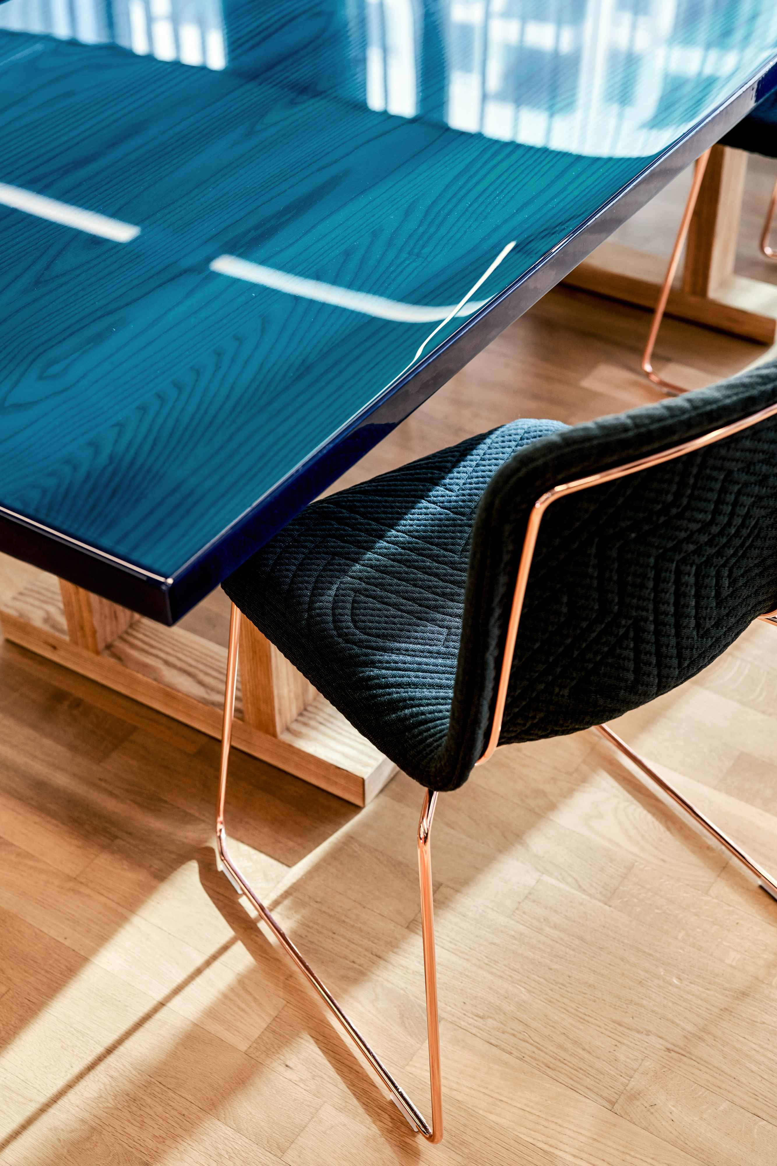 De bekleding van ByBorre op de This Chair van Richard Hutten voor Lensvelt….een bijzondere combinatie, waarbij het lijnenspel in de stof het interieurconcept ondersteunt. fotografie Philip Jintes @ Phenster