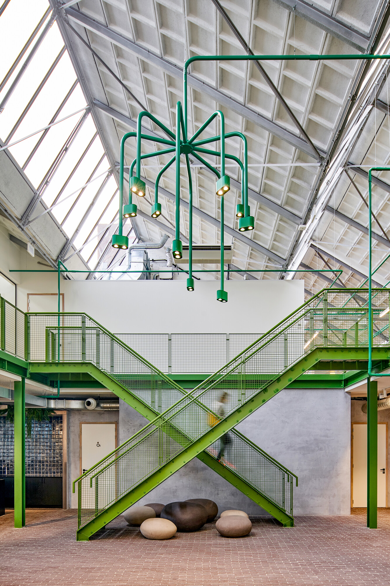 In het atrium hangt een grote kroonluchter, op maat gemaakt. De voeding van deze kroonluchter komt uit de kabelboom, het element waarop concept is gebaseerd. fotografie Philip Jintes @ Phenster